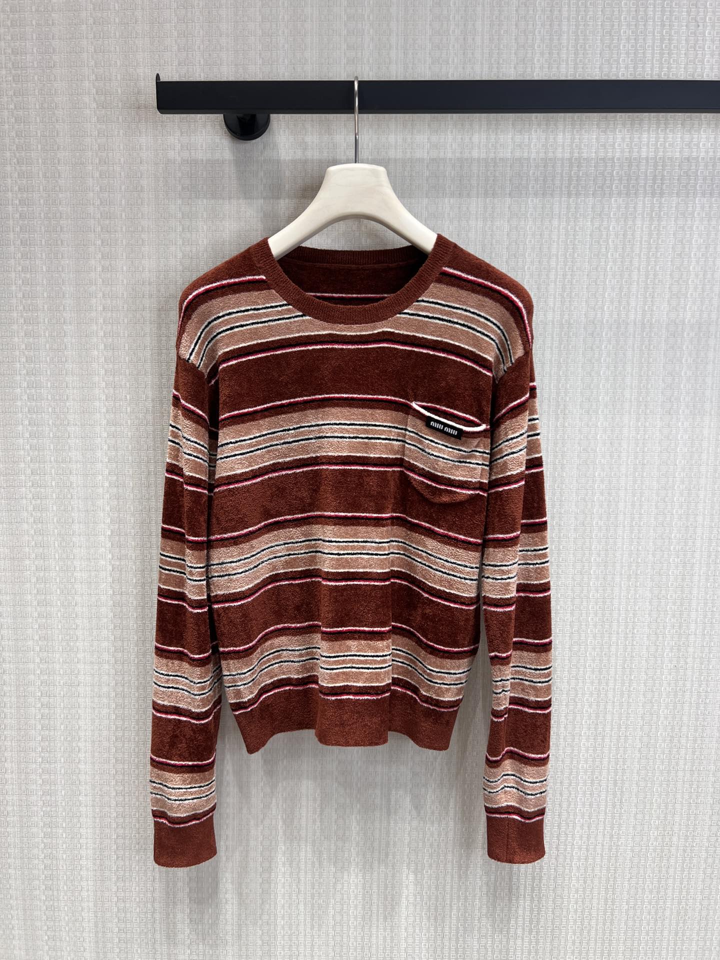 NO:759328,Support exchange Miu* 26Ss early spring new style contrast striped velvet texture round neck sweater丨Exclusively developed by yb!  Top quality production!  The soft velvet knitted fabric is selected, with its own delicate luster and soft touch. It is comfortable against the skin and comes with an advanced soft light filter. It is light and not heavy to wear in spring, and gently wraps the body. The contrasting caramel brown stripes are so eye-catching!  The perfect fusion of American retro style and girly feel, you will look like a sweet girl when you put it on. Ready-made S/M/L real shot details,,miumiu,19860909支持换款Miu* 26Ss早春新款 撞色条纹丝绒质感圆领针织衫丨独家yb开发！顶级高版出品！甄选柔滑丝绒针织面料,自带细腻光泽与软糯触感,贴肤舒适又自带高级柔光滤镜,春日穿着轻盈不厚重,温柔包裹住身体.焦糖棕撞色条纹太戳人！美式复古与少女感完美融合,穿上就是甜妹本妹.现货发售S/M/L实拍细节图,,miumiu,,Women's clothing