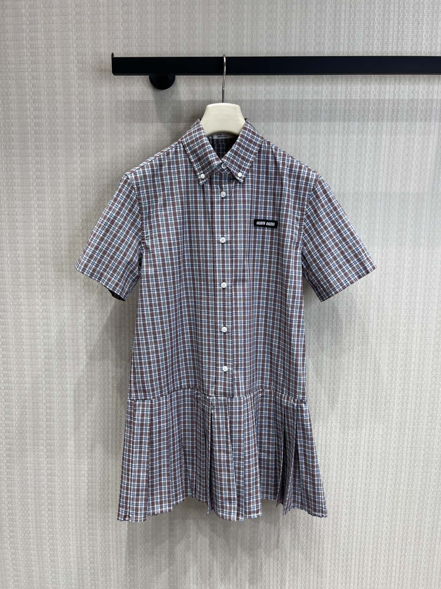 NO:759245,Support exchange Mi* 26Ss new spring and summer logo embroidered pleated shirt skirt | Exclusively developed by yb!  Top quality production!  Retro plaid + lapel shirt design, logo embroidery embellishment details, pleated hem, flexible and slimming, breathable fabric, comfortable and versatile, it is a must-have for college-style girls in spring and summer. Ready-made S/M/L real shot details, skirts, shirts,19860909支持换款Mi* 26Ss春夏新款 logo徽标刺绣百褶衬衫裙丨独家yb开发！顶级高版出品！复古格纹+翻领衬衫设计,徽标刺绣点缀细节,百褶下摆灵动显瘦,透气面料舒适百搭,是学院风少女的春夏刚需.现货发售S/M/L实拍细节图,,skirts,shirts,,Women's clothing