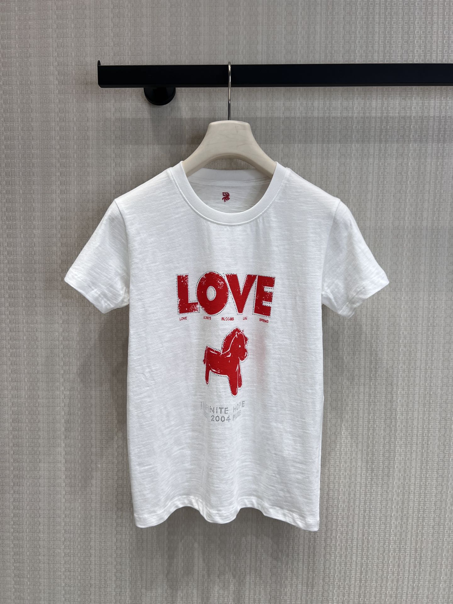 NO:759222,Supports exchange of Mo&* 26Ss new spring and summer pony print hot diamond short-sleeved T-shirt丨Exclusive high-end version!  The classic round neck cut embellishes the neck line. The red 'LOVE' letters with an old texture are printed on the front with a cute pony doll. The edges are embellished with exquisite hot diamonds, which shimmer under the light. It is sweet and cool with a girly feel. The staggered layout of the letters and the pony brings a casual retro atmosphere and breaks the monotony of the basic model. Ready-made S/M/L real shot details, T-shirt, tees, t-shirt,19860909支持换款Mo&* 26Ss春夏新款 小马印花烫钻短袖T恤丨独家高版出品！经典圆领剪裁修饰脖颈线条,正面以做旧质感的红色「LOVE」字母搭配可爱小马玩偶印花,边缘缀以精致烫钻点缀,在光下闪烁细碎光泽,甜酷中带着少女感；字母与小马的错位排版,自带随性复古氛围,打破基础款单调.现货发售S/M/L实拍细节图,,T-shirt,tees，t-shirt,,Women's clothing