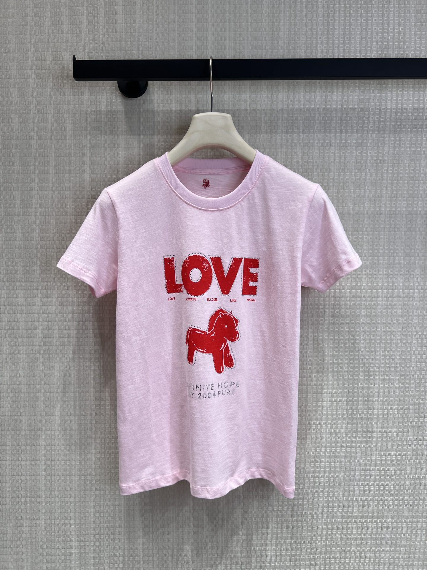 NO:759285,Supports exchange of Mo&* 26Ss new spring and summer pony print hot diamond short-sleeved T-shirt丨Exclusive high-end version!  The classic round neck cut embellishes the neck line. The red 'LOVE' letters with an old texture are printed on the front with a cute pony doll. The edges are embellished with exquisite hot diamonds, which shimmer under the light. It is sweet and cool with a girly feel. The staggered layout of the letters and the pony brings a casual retro atmosphere and breaks the monotony of the basic model. Ready-made S/M/L real shot details, T-shirt, tees, t-shirt,19860909支持换款Mo&* 26Ss春夏新款 小马印花烫钻短袖T恤丨独家高版出品！经典圆领剪裁修饰脖颈线条,正面以做旧质感的红色「LOVE」字母搭配可爱小马玩偶印花,边缘缀以精致烫钻点缀,在光下闪烁细碎光泽,甜酷中带着少女感；字母与小马的错位排版,自带随性复古氛围,打破基础款单调.现货发售S/M/L实拍细节图,,T-shirt,tees，t-shirt,,Women's clothing