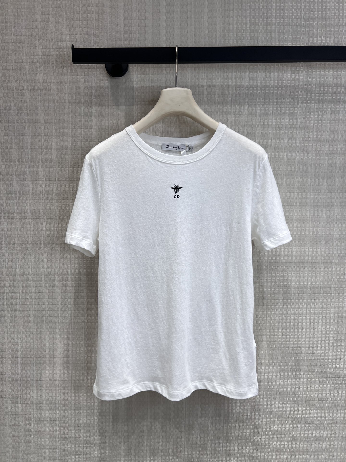 NO:759259,Support exchange Dio* 26Ss new spring and summer bee CD embroidered round neck short-sleeved T-shirt丨Exclusive high-end version!  Classic logo embroidery embellishment, skin-friendly cotton, breathable and comfortable, loose round neck style, tolerant and slimming, black and white two-color versatile, it is a minimalist and high-end item that is a must-have for the spring and summer wardrobe. Ready-made S/M/L real shot details, dior, T-shirt, tees, t-shirt,19860909支持换款Dio* 26Ss春夏新款 蜜蜂CD刺绣圆领短袖T恤丨独家高版出品！经典标识刺绣点缀,亲肤棉质透气舒适,宽松圆领版型包容显瘦,黑白双色百搭不挑,是春夏衣橱必备的极简高级感单品.现货发售S/M/L实拍细节图,,dior,T-shirt,tees，t-shirt,,Women's clothing