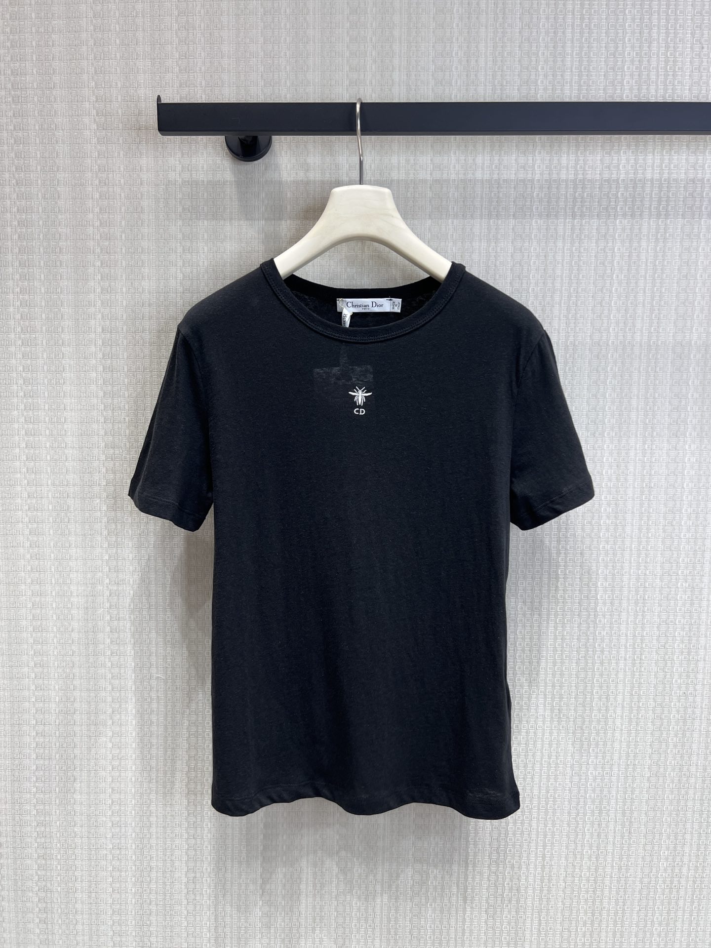 NO:759277,Support exchange Dio* 26Ss new spring and summer bee CD embroidered round neck short-sleeved T-shirt丨Exclusive high-end version!  Classic logo embroidery embellishment, skin-friendly cotton, breathable and comfortable, loose round neck style, tolerant and slimming, black and white two-color versatile, it is a minimalist and high-end item that is a must-have for the spring and summer wardrobe. Ready-made S/M/L real shot details, dior, T-shirt, tees, t-shirt,19860909支持换款Dio* 26Ss春夏新款 蜜蜂CD刺绣圆领短袖T恤丨独家高版出品！经典标识刺绣点缀,亲肤棉质透气舒适,宽松圆领版型包容显瘦,黑白双色百搭不挑,是春夏衣橱必备的极简高级感单品.现货发售S/M/L实拍细节图,,dior,T-shirt,tees，t-shirt,,Women's clothing