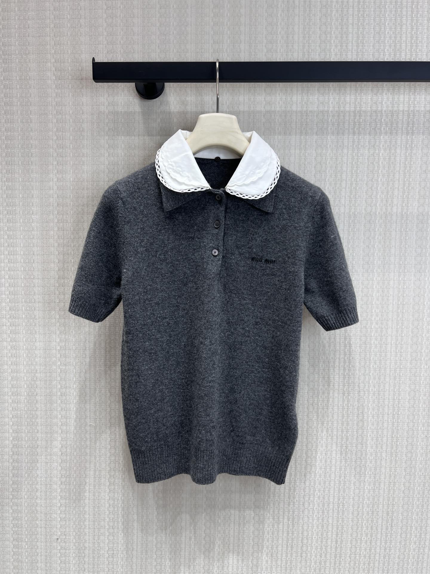 NO:759269,Support exchange Miu* 26Ss new spring and summer contrasting cashmere detachable collar short-sleeved POLO shirt | Exclusively developed by yb!  Top quality production!  The white baby doll collar is embellished with exquisite lace and embroidery details. It is removable and can easily switch between sweet school style and simple commuting style. Soft and skin-friendly cashmere blend, with its own fine velvet feel and high-end gray tones, slim and short tailoring, neat lapels + half-button placket, low-key embroidered logo on the chest, and the feeling of a rich family. Actual details of S/M/L ready for sale, miumiu, T-shirt,19860909支持换款Miu* 26Ss春夏新款 撞色羊绒可拆卸领短袖POLO衫丨独家yb开发！顶级高版出品！白色娃娃领缀以精致蕾丝花边与刺绣细节,可自由拆卸,轻松切换甜妹学院风与简约通勤感.软糯亲肤的羊绒混纺,自带细腻绒感与高级灰调,修身短款剪裁,利落翻领+半开扣门襟,胸前低调刺绣Logo,藏不住的富家千金感.现货发售S/M/L实拍细节图,,miumiu,T-shirt,,Women's clothing
