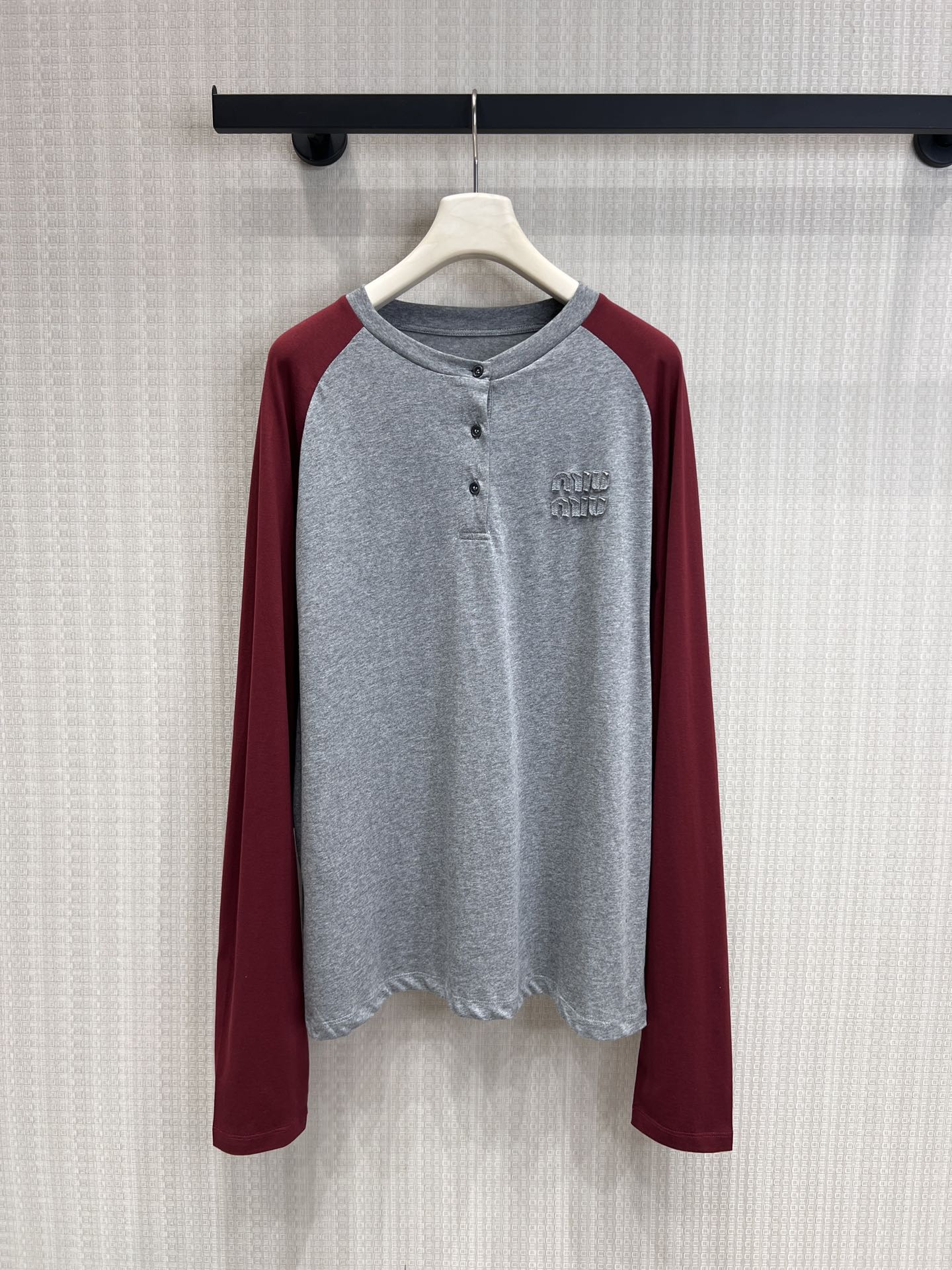 NO:760667,Support exchange Miu* 26Ss new spring and summer raglan sleeve long-sleeved T-shirt丨exclusively developed by yb!  Top quality production!  Retro contrasting color splicing unlocks the American girl feel, hemp gray × burgundy classic color matching, modified shoulder line to be more neat, Henry collar half-button design, lazy and casual yet a little refined, three-dimensional embossed logo on the chest, soft cotton fabric, skin-friendly and breathable, zero burden for daily wear, can be salty or sweet, suitable for dating, commuting, and travel, easily create the relaxed and fashionable feeling of a MIU girl!  Ready-made S/M/L real-shot detailed pictures, miumiu, tees, t-shirt,19860909支持换款Miu* 26Ss春夏新款 插肩袖长袖T恤丨独家yb开发！顶级高版出品！复古撞色拼接,解锁美式少女感,麻灰×酒红经典配色,修饰肩线更显利落,亨利领半开扣设计,慵懒随性又带点小精致,胸口立体浮雕logo,柔软棉质面料,亲肤透气,日常穿搭零负担,可盐可甜,适配约会、通勤、出游多种场景,轻松打造miu系少女的松弛时髦感！现货发售S/M/L实拍细节图,,miumiu,tees，t-shirt,,Women's clothing