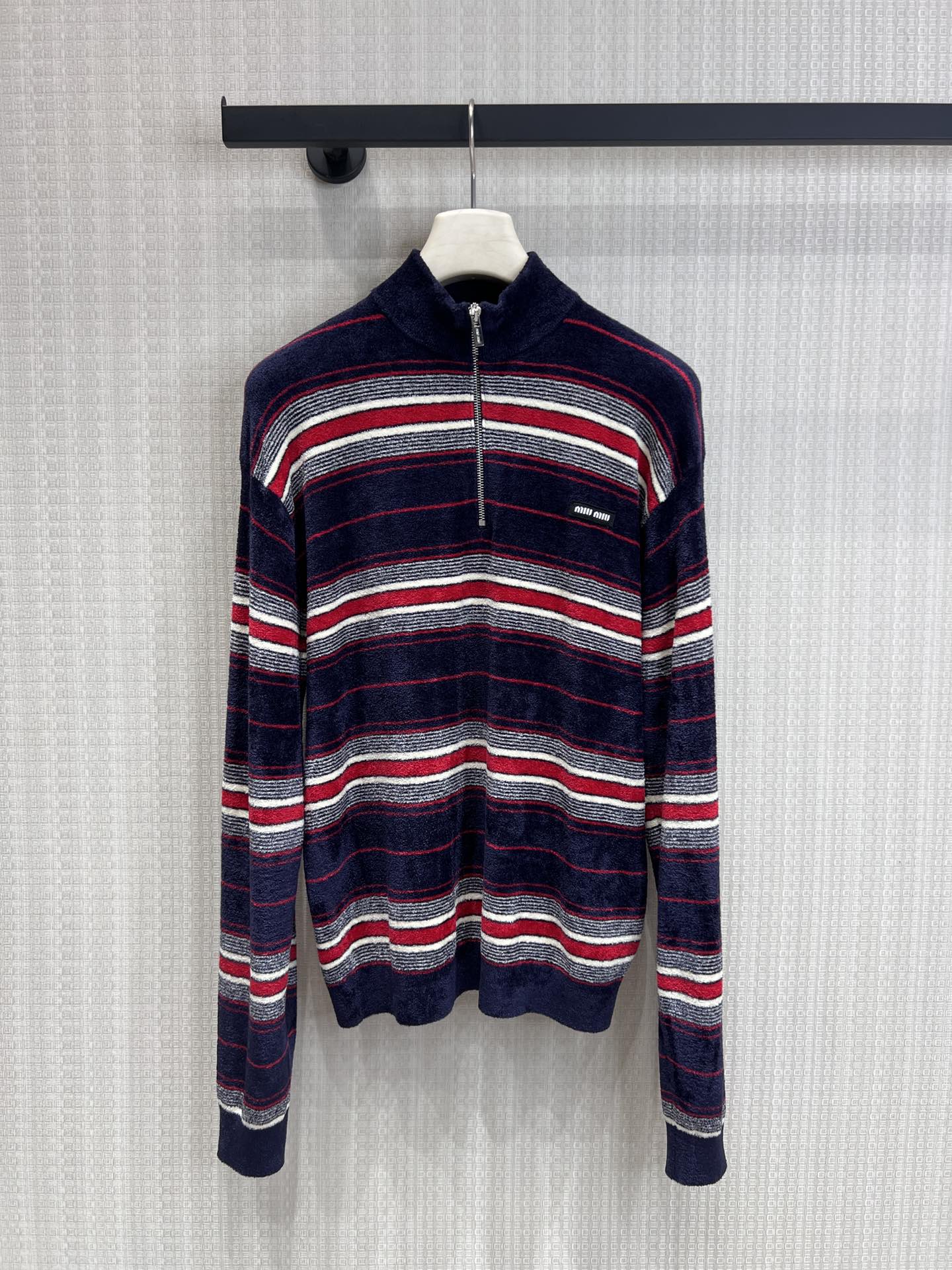 NO:759250,Support exchange Miu* 26Ss new early spring flannel half-zip striped sweater丨exclusively developed by yb!  High quality production!  It is based on delicate and soft flannel and incorporates retro stripes of red, white and navy blue, conveying a lazy and casual girlish feel in the soft luster. The half-zip high collar design has both warmth and style, and the opening and closing of the neckline can be freely adjusted.  ; The loose dropped shoulder cut is suitable for various body shapes, and the mini logo on the chest low-key highlights the identity. It is a wardrobe must-have with both retro charm and practical wear. Ready-made S/M/L real shot details,,miumiu,sweaters,19860909支持换款Miu* 26Ss早春新款 法兰绒半拉链条纹毛衣丨独家yb开发！高版出品！以细腻软糯的法兰绒为基底,融入红、白、藏青三色交织的复古条纹,在柔和光泽中传递出慵懒随性的少女感.半拉链高领设计兼具保暖性与造型感,可自由调节领口开合度；宽松落肩剪裁适配多元身形,胸前的迷你徽标低调彰显身份.是兼具复古韵味与实穿性的衣橱必备.现货发售S/M/L实拍细节图,,miumiu,sweaters,,Women's clothing