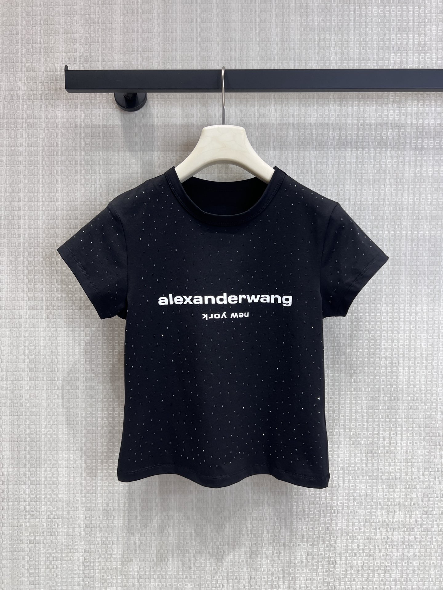 NO:762210,Support exchange Aw* 26SS new spring and summer letter printed full crystal hot diamond slim fit short-sleeved round neck T-shirt丨Exclusively developed by yb!  Top quality production!  Highly elastic and skin-friendly cotton blended fabric, soft, breathable and close to the body shape, slim and slightly short version, highly tolerant to the figure, small round neck + slim short cut, accurately outlines the waistline, easily create a waist-baring hot girl style. It can highlight the curves without being too tight, suitable for hot girls of all shapes. Ready for sale S/M/L real shot details, T-shirt, tees, t-shirt,19860909支持换款Aw* 26SS春夏新款 字母印花满水晶烫钻修身短袖圆领T恤丨独家yb开发！顶级高版出品！高弹亲肤的棉质混纺面料,软糯透气且贴合身形,修身微短版型,对身材包容度高,小圆领+修身短款剪裁,精准勾勒腰线,轻松打造露腰辣妹风.既能凸显曲线又不会过于紧绷,适配各种身材的辣妹穿搭.现货发售S/M/L实拍细节图,,T-shirt,tees，t-shirt,,Women's clothing