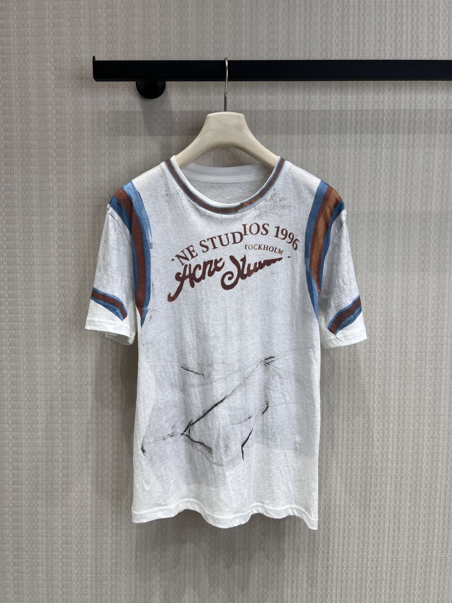 NO:762193,Support exchange Acn* 26Ss spring and summer new style 3D retro faded printed short-sleeved T-shirt description copy丨Exclusively developed by yb!  Top quality production!  3D three-dimensional retro faded printing, simulating the aged texture soaked by time, selected breathable and skin-friendly cotton fabrics, with a slight aged texture, soft and waxy drape; loose shoulder version, not picky about body shape, can be worn alone and layered to easily create a casual street feel. Ready-made S/M/L real shot details, T-shirt, tees, t-shirt,19860909支持换款Acn* 26Ss春夏新款 3D复古褪色印花短袖T恤 描述文案丨独家yb开发！顶级高版出品！3D立体复古褪色印花,模拟岁月浸染的做旧质感,精选透气亲肤的棉质面料,自带轻微做旧纹理,软糯垂坠；宽松落肩版型,不挑身材,可单穿叠穿,轻松打造随性街头感.现货发售S/M/L实拍细节图,,T-shirt,tees，t-shirt,,Women's clothing