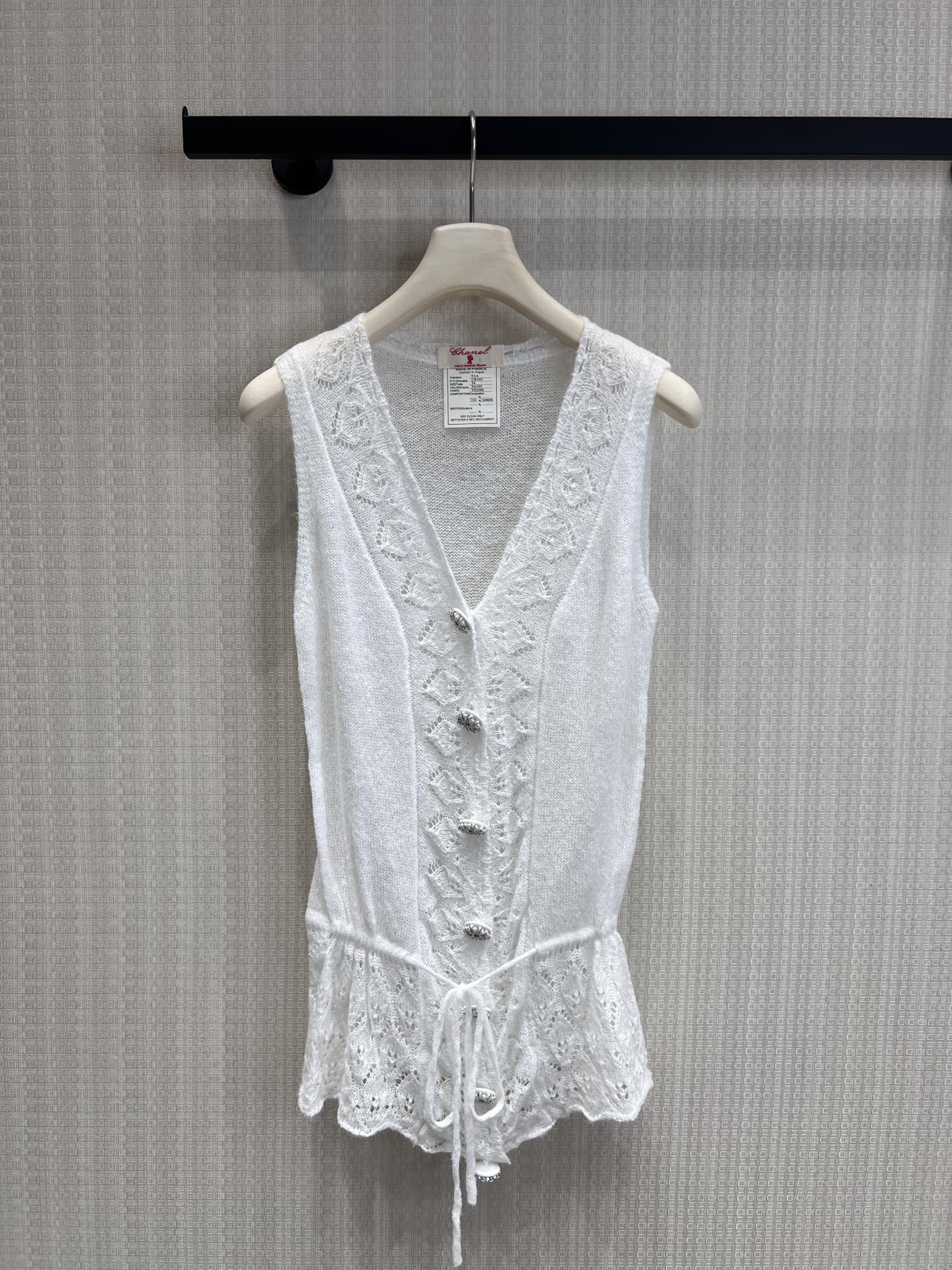 NO:762195,Support exchange of original designer models 26Ss spring and summer new v-neck hollow single-breasted drawstring waist knitted vest丨Exclusive high-end version!  The deep V-neck cut + exquisite hollow crochet outlines the clavicle line and brings a hazy sense of pure desire; the single-drainage diamond flower buckle blingbling under the light is full of details; the waist drawstring design can be freely adjusted to make the waist slimmer, and the wavy edge of the hem adds a smart and fairy atmosphere. Ready-made S/M/L real shot details,,19860909支持换款原创设计师款 26Ss春夏新款 v领镂空单排扣抽绳收腰针织背心丨独家高版出品！深V领剪裁+精致镂空钩花,勾勒锁骨线条,自带朦胧纯欲感；单排水钻花朵扣,在光下blingbling,细节拉满；腰部抽绳设计,可自由调节松紧,轻松收腰显瘦,下摆波浪边更添灵动仙气.现货发售S/M/L实拍细节图,,,Women's clothing