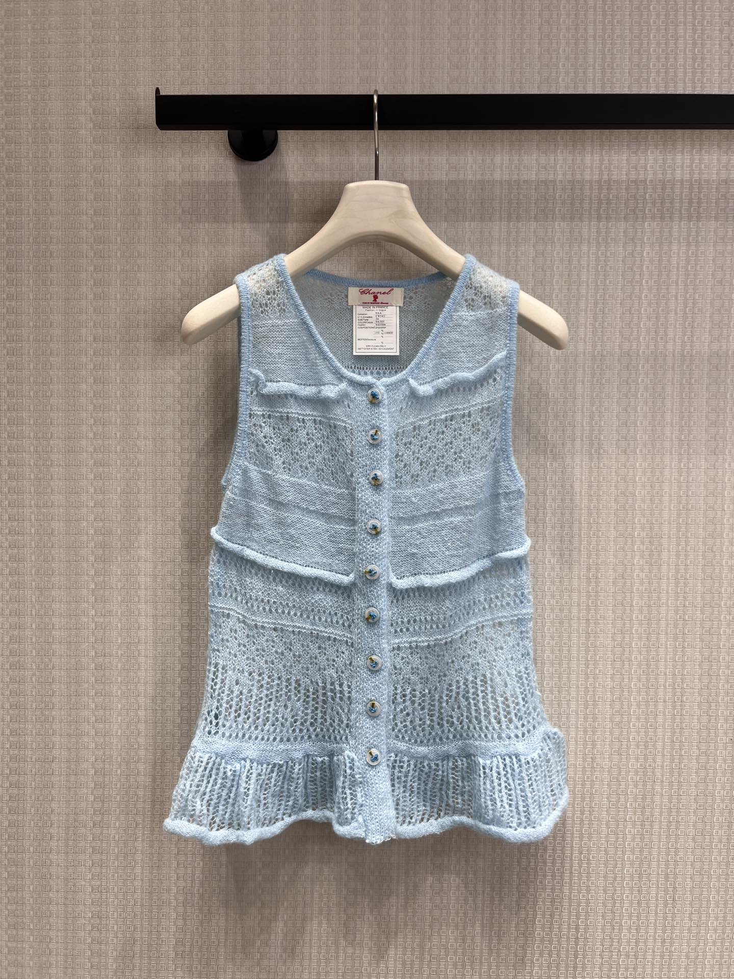 NO:762208,Support exchange of original designer model 26SS ice blue hollow knitted vest丨Exclusive high-end version!  The ice-blue hollow knitted fabric comes with a cooling filter, which is transparent and white; the single-row color treasure button design can be opened at will to create different V-neck curvatures; the playful fungus hem makes the waist slimmer and full of layering. Ready-made S/M/L real shot details,,19860909支持换款原创设计师款 26SS 冰蓝镂空针织背心丨独家高版出品！冰蓝调镂空针织自带降温滤镜,通透又显白；单排彩宝扣设计,可随心开襟打造不同V领弧度；下摆俏皮木耳边,完美收腰显瘦,层次感十足.现货发售S/M/L实拍细节图,,,Women's clothing