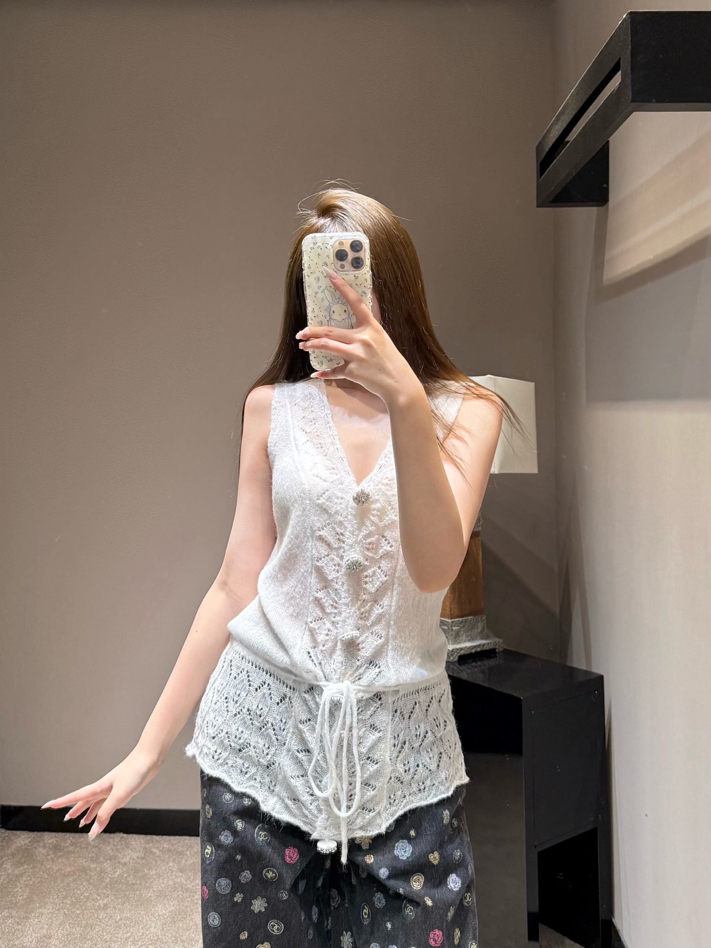 NO:762197,Original designer model 26Ss spring and summer new v-neck hollow single-breasted drawstring waist knitted vest丨Exclusive high-end version!  Deep V-neck cut + exquisite hollow crochet, outlines the line of the collarbone, and has a hazy sense of pure desire; single-drainage diamond flower buckle, blingbling under the light, full of details; waist drawstring design, the elasticity can be adjusted freely, easily slimming the waist, and the wavy edge of the hem adds a smart and fairy atmosphere. Ready for sale S/M/L,,19860909原创设计师款 26Ss春夏新款 v领镂空单排扣抽绳收腰针织背心丨独家高版出品！深V领剪裁+精致镂空钩花,勾勒锁骨线条,自带朦胧纯欲感；单排水钻花朵扣,在光下blingbling,细节拉满；腰部抽绳设计,可自由调节松紧,轻松收腰显瘦,下摆波浪边更添灵动仙气.现货发售S/M/L,,,Women's clothing