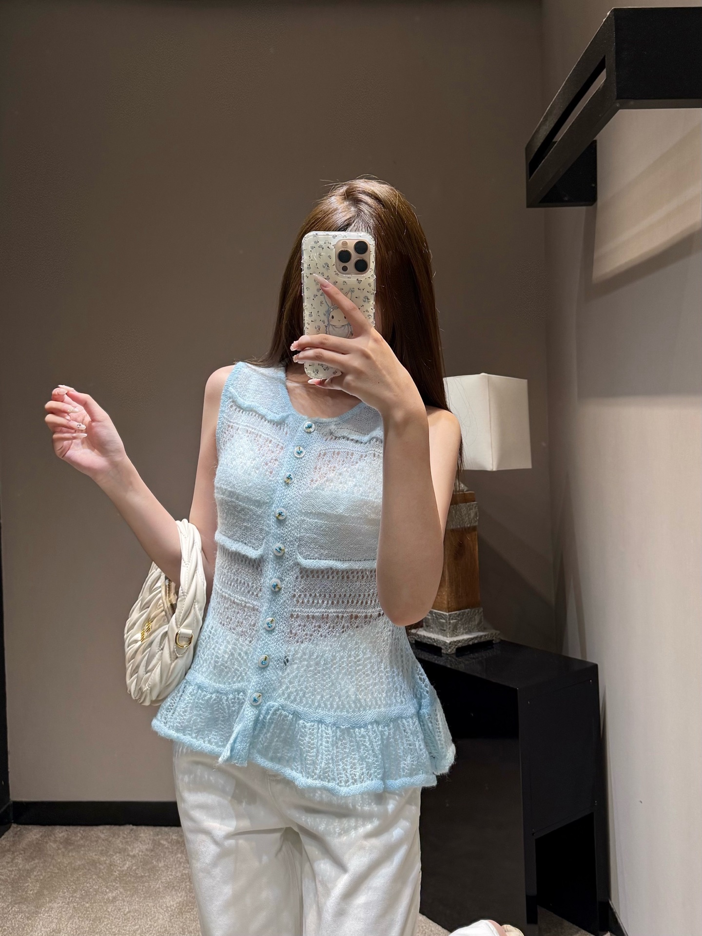 NO:762211,Original designer 26SS ice blue hollow knitted vest丨Exclusive high-end version!  The ice-blue hollow knitted fabric comes with a cooling filter, which is transparent and white; the single-row color treasure button design can be opened at will to create different V-neck curvatures; the playful fungus hem makes the waist slimmer and full of layering. Available now in S/M/L,,19860909原创设计师款 26SS 冰蓝镂空针织背心丨独家高版出品！冰蓝调镂空针织自带降温滤镜,通透又显白；单排彩宝扣设计,可随心开襟打造不同V领弧度；下摆俏皮木耳边,完美收腰显瘦,层次感十足.现货发售S/M/L,,,Women's clothing