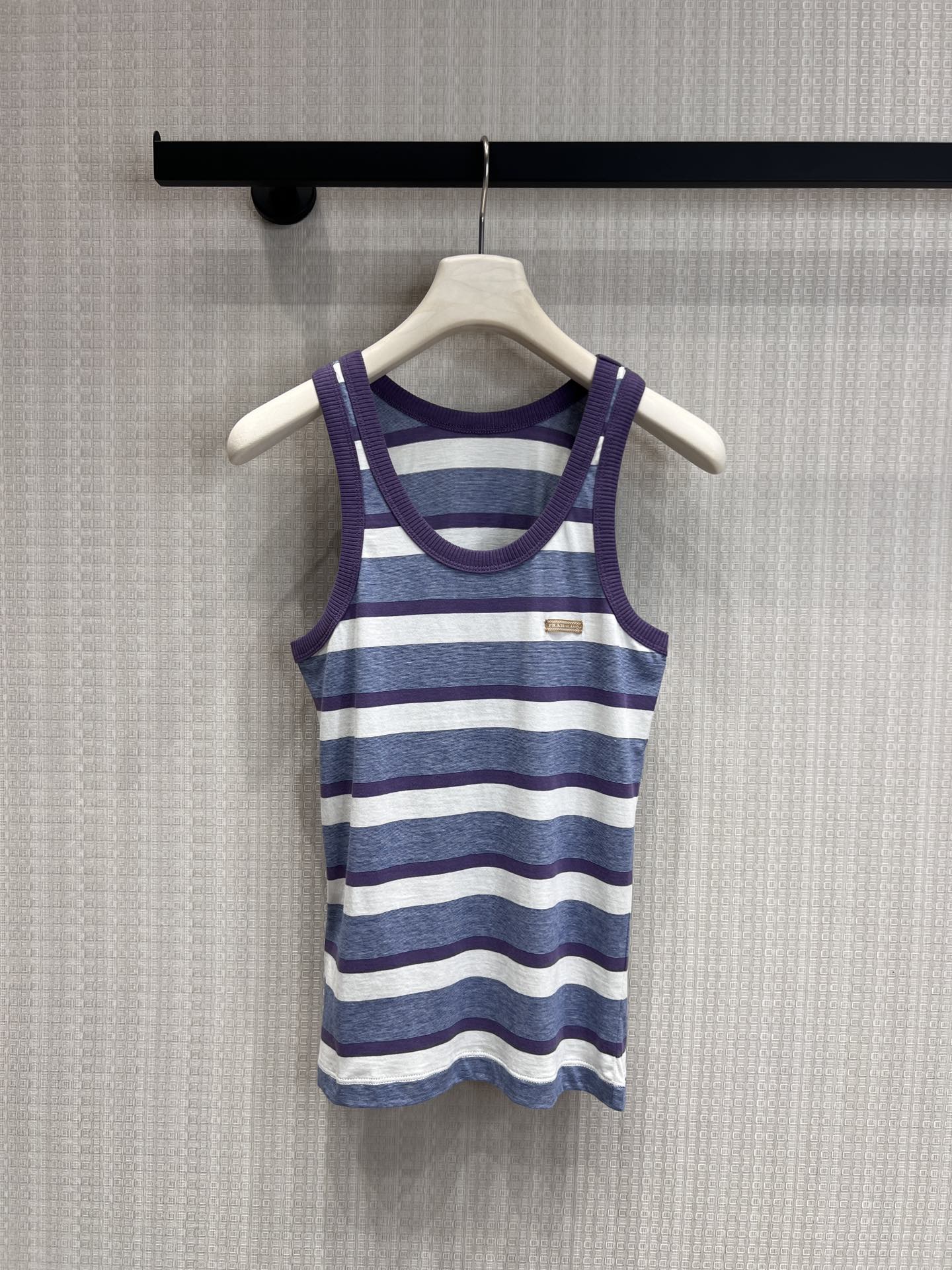 NO:760848,Support replacement Pra* 26Ss new early spring striped casual round neck vest丨exclusively developed by yb!  Top quality production!  Select soft, waxy and breathable knitted fabrics, with a delicate texture that is skin-friendly and not stuffy. The ribbed round neck and shoulder straps are neatly trimmed. The short slim fit + classic stripes can be worn alone to create a refreshing hot girl look. It can also be layered with long-sleeved T-shirts and shirts, and is suitable for denim skirts.  , wide-leg pants and other bottoms, they are versatile and atmospheric items that can be worn in the spring and summer wardrobe. Ready-made S/M/L real-shot detailed pictures, prada, skirts, shirts, tees, t-shirts,19860909支持换款Pra* 26Ss早春新款 条纹休闲圆领背心丨独家yb开发！顶级高版出品！甄选软糯透气的针织面料,细腻肌理感亲肤不闷,罗纹圆领与肩带利落收边,短款修身版型+经典条纹,既能单穿打造清爽辣妹感,也可叠搭长袖T恤、衬衫,适配牛仔半裙、阔腿裤等多种下装,是春夏衣橱里百搭不出错的氛围感单品.现货发售S/M/L实拍细节图,,prada,skirts,shirts,tees，t-shirt,,Women's clothing