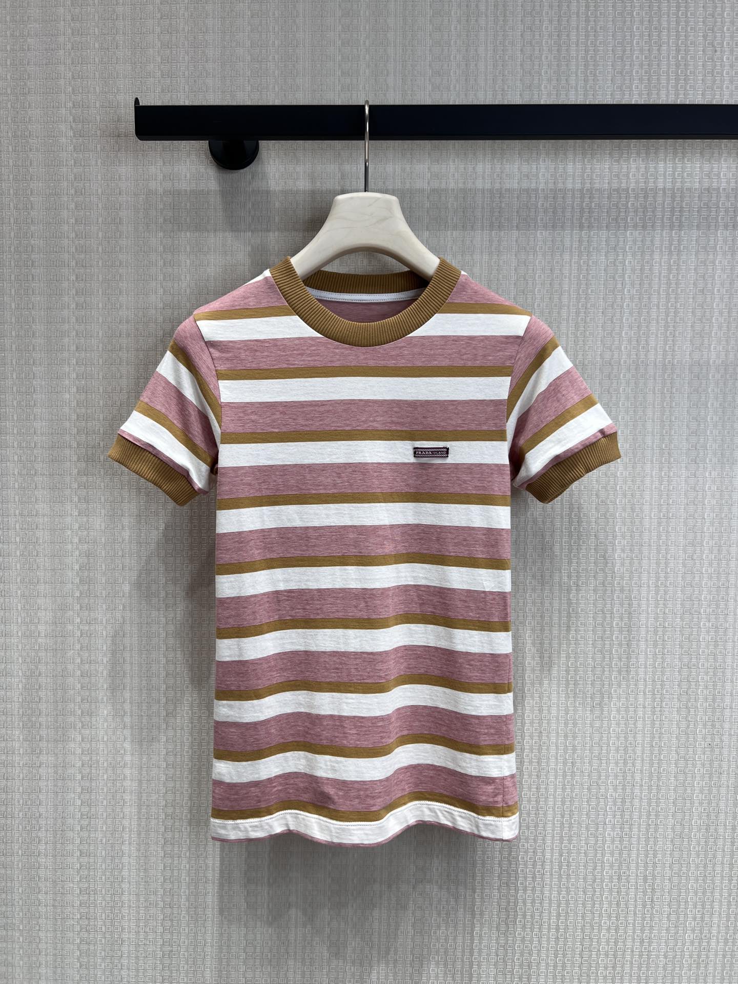 NO:760843,Support Pra* 26Ss early spring new style navy striped contrasting round neck short-sleeved T-shirt | Exclusively developed by yb!  Top quality production!  We select soft, waxy and skin-friendly knitted fabrics, with a fine texture that is breathable and not stuffy. The ribbed round neck and cuffs are neatly trimmed, which not only modifies the neck line but also prevents it from deforming after long-term wear. The low-key logo on the chest is an iconic detail, and the neat short version + classic stripes can be worn alone to create a refreshing girly look.  It can also be layered with suits and denim jackets, and is suitable for skirts, jeans and other bottoms. It is a versatile and atmospheric item in the spring wardrobe. Ready for sale S/M/L real shot details, prada, skirts, jeans, jackets  & coats,T-shirt,tees,t-shirt,business suit,19860909支持换款Pra* 26Ss早春新款 海军风条纹撞色圆领短袖T恤丨独家yb开发！顶级高版出品！甄选软糯亲肤的针织面料,细腻肌理感透气不闷,罗纹圆领与袖口利落收边,修饰脖颈线条的同时久穿不易变形.胸口低调的标徽是标志性细节,利落的短款版型+经典条纹,既能单穿打造清爽少女感,也可叠搭西装、牛仔外套,适配半裙、牛仔裤等多种下装,是春日衣橱里百搭不出错的氛围感单品.现货发售S/M/L实拍细节图,,prada,skirts,jeans,jackets & coats,T-shirt,tees，t-shirt,business suit,,Women's clothing