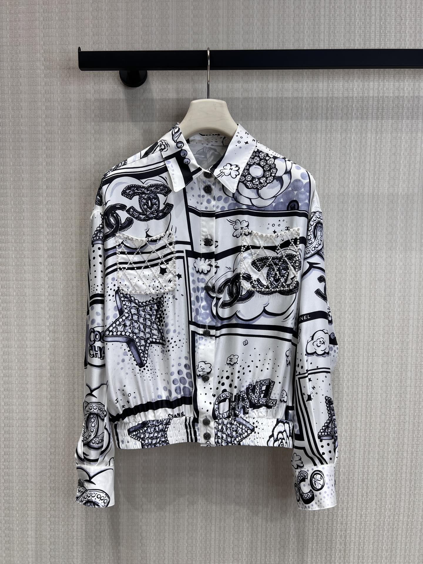 NO:760697,Support exchange Cha* 26C high-end handicraft workshop series comic version printed silk shirt jacket | Exclusive yb development!  Top quality production!  Selected heavyweight silk satin, with a delicate and soft light between the drapes, and feels as silky as clouds. The handmade pearl net pocket is the finishing touch. The bright pearls are hand-stitched in a grid pattern. The lapel + elastic hem are neatly cut. It can be worn alone as a casual shirt or layered.  Made into a short jacket, it is suitable for a variety of bottoms such as denim shorts, suit pants, etc., and can easily switch between a sweet and cool girly look and an urban elite look. It is a collectible item in the wardrobe that has both artistic sense and practicality. Ready-made S/M/L real shot details, shorts, jackets  & coats,jackets & coats,shirts,business suit,real silk,19860909支持换款Cha* 26C高级手工坊系列 漫画版印花真丝衬衫夹克外套丨独家yb开发！顶级高版出品！甄选重磅真丝缎面,垂坠间泛着细腻柔光,触感丝滑如云朵.手工坊级别的珍珠网兜口袋是点睛之笔,颗颗莹润的珍珠以网格状手工串缀,翻领+松紧下摆的利落剪裁,既能单穿成随性衬衫,也可叠搭做短款夹克,适配牛仔短裤、西装裤等多种下装,轻松切换甜酷少女感与都市精英感,是衣橱里兼具艺术感与实穿性的收藏级单品.现货发售S/M/L实拍细节图,,shorts,jackets & coats,jackets & coats,shirts,business suit,real silk,,Women's clothing