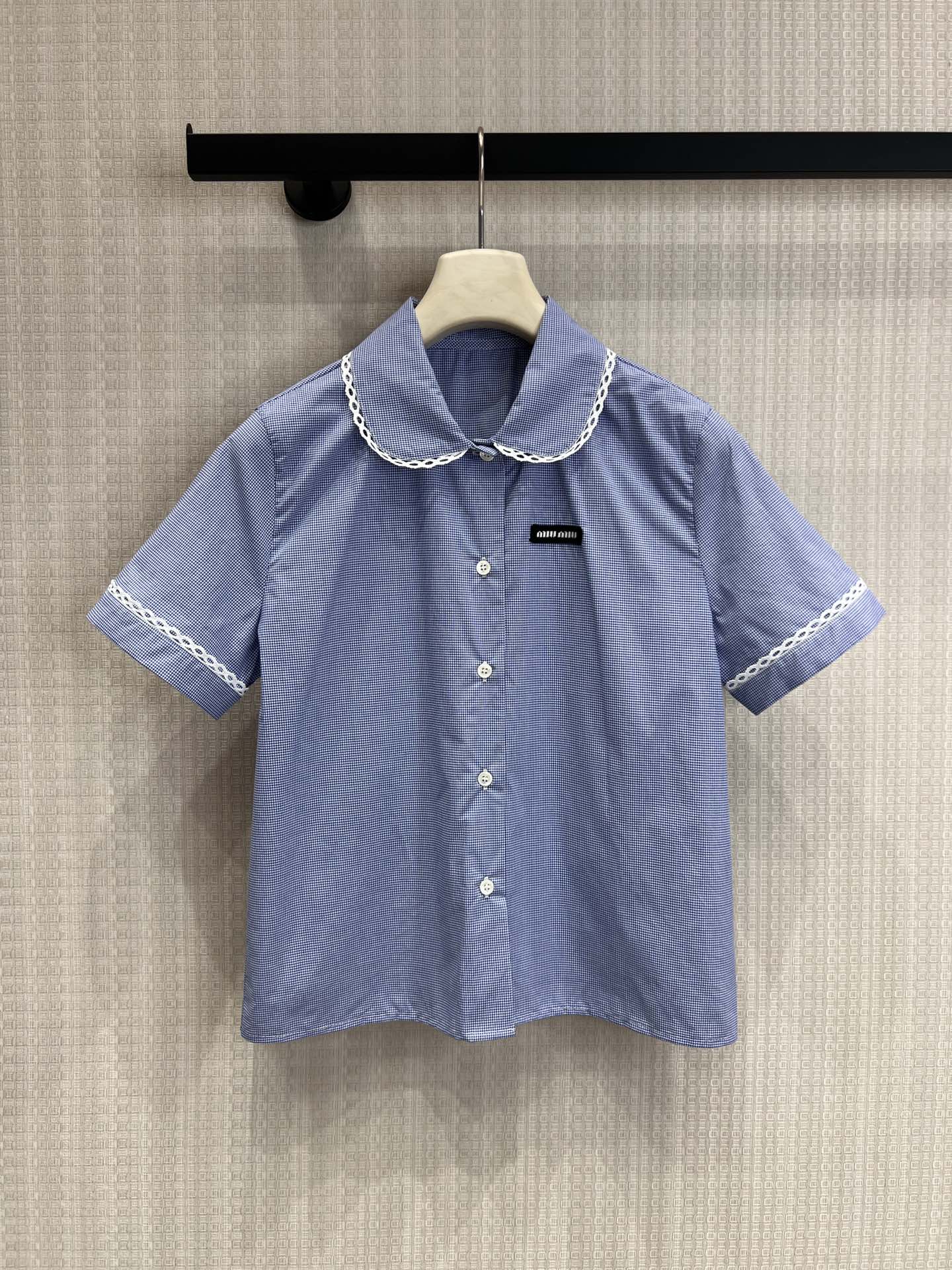 NO:762669,The shirt supports exchange Miu* 26Ss spring and summer new style blue plaid doll collar short-sleeved shirt and skirt suit丨exclusively developed by yb!  Top quality production!  Lace piping unlocks the girlish look, and the doll collar short-sleeved shirt is paired with the same series of skirts. You can choose the length of the skirt, the fresh plaid pattern and gentle tailoring, interpreting the spring outfit that coexists girlishness and elegance. Ready-made S/M/L real shot details,, miumiu, skirts, shirts, T-shirt,19860909衬衫支持换款Miu* 26Ss春夏新款 蓝色格纹娃娃领短袖衬衫半裙套装丨独家yb开发！顶级高版出品！蕾丝滚边解锁少女感,娃娃领短袖衬衫搭配同系列半裙,半裙长短两款随心选择,清新格纹与温柔剪裁,诠释少女感与优雅并存的春日穿搭.现货发售S/M/L实拍细节图,,miumiu,skirts,shirts,T-shirt,,Women's clothing