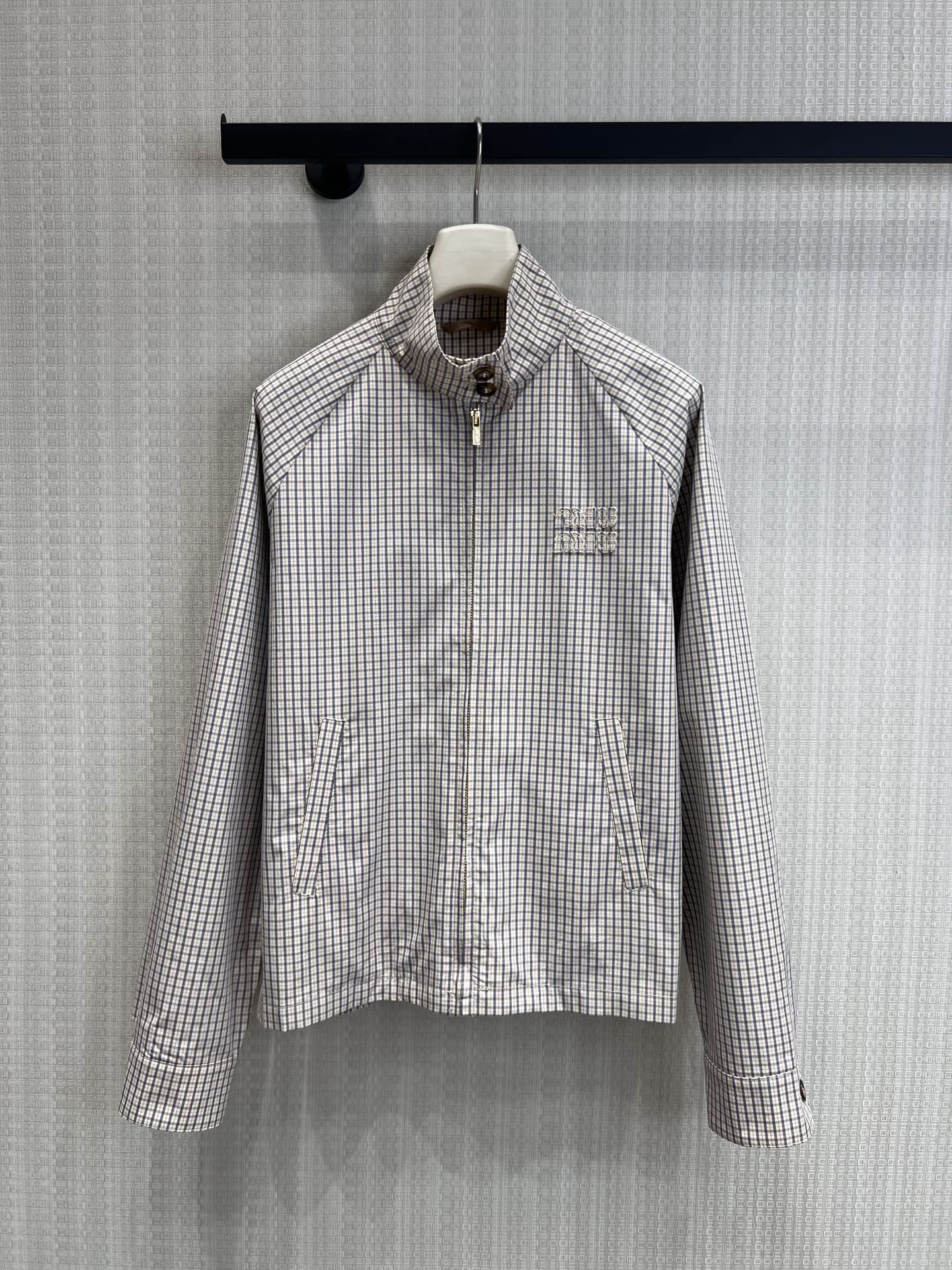 NO:762687,Support exchange Miu* 26Ss new early spring plaid short stand collar zipper jacket | Exclusively developed by yb!  Top quality production!  The low-saturated beige-brown checkered tone is gentle and versatile. The classic stand-up collar + zipper closure design modifies the neck line. The neckline can be folded down casually to add a sense of laziness. The short cut is neat and tall, and the loose-shouldered version accommodates various body shapes. The wooden buttons on the cuffs  The buckle details inject a sense of retro sophistication into the whole. The three-dimensional embroidered logo on the chest highlights the style in a low-key manner, unobtrusive but with a sense of luxury. Ready-made S/M/L real shot details,,miumiu,jackets  & coats,jackets & coats,19860909支持换款Miu* 26Ss早春新款 格纹短款立领拉链夹克外套丨独家yb开发！顶级高版出品！低饱和米棕格纹色调,温柔又百搭,经典立领+拉链开合设计,修饰脖颈线条,随性翻下领口更添慵懒感.短款剪裁利落显高,宽松落肩版型包容各种身形,袖口的木质纽扣细节,为整体注入复古精致感.胸口处的立体刺绣Logo,低调彰显格调,不张扬却自带高级感.现货发售S/M/L实拍细节图,,miumiu,jackets & coats,jackets & coats,,Women's clothing