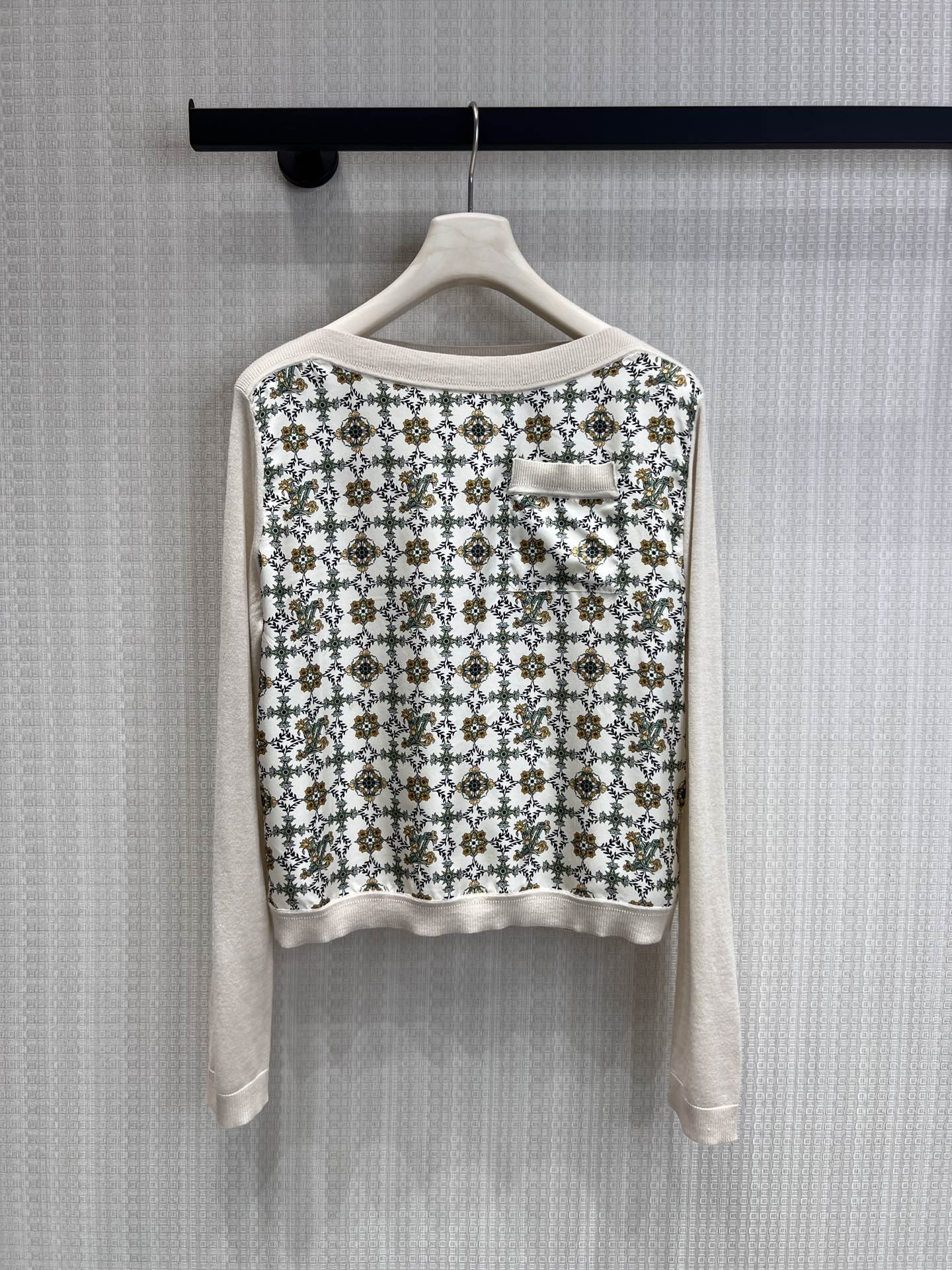 NO:760837,Support exchange Lou* 26Ss new spring and summer short printed knitted sweater丨exclusively developed by yb!  Top quality production!  Geometric flowers and logos are woven into the off-white base fabric. The front panel print and the knitted sleeves create a material dialogue. The one-word collar outlines the elegant shoulder line and the short tailoring reshapes the body proportions. The light knitted fabric is suitable for spring and summer temperatures. It can be worn alone to create a sense of relaxation or layered with a shirt. It is a classic choice that spans seasons and injects French light luxury and lazy style into daily life. Ready-made S/M/L real shot details, sweaters, shirts,19860909支持换款Lou* 26Ss春夏新款 短款印花针织毛衣丨独家yb开发！顶级高版出品！将几何花卉与标识织入米白底布,前片印花与针织袖身形成材质对话,一字领勾勒优雅肩线,短款剪裁重塑身材比例.轻盈针织适配春夏温度,既可单穿营造松弛感,也可内搭衬衫叠出层次,是跨越季节的经典之选,为日常注入法式轻奢的慵懒格调.现货发售S/M/L实拍细节图,,sweaters,shirts,,Women's clothing