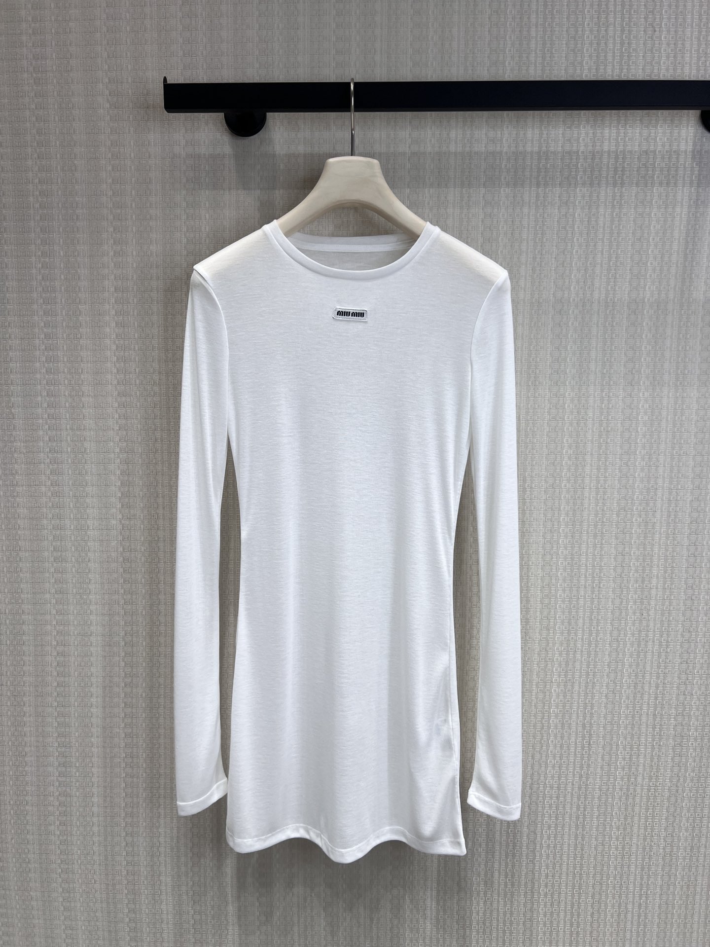 NO:760827,Support exchange Mi* 26Ss new spring and summer product Thin long-sleeved T-shirt that can be worn in all seasons丨Exclusively developed by yb!  High quality production!  Miu catwalk style is the various layering of this series. It is a big hit and can easily show the sense of fashion. Wear a bra over it. The looming see-through feeling is super fashionable. It can be used for daily travel or as an air-conditioned shirt. It also pursues relaxed and clean fashion. Ready-made S/M/L real shot details, miumiu, tees, t-shirt,19860909支持换款Mi* 26Ss春夏新品 四季都可穿的薄款长袖T恤丨独家yb开发！高版出品！Miu走秀款 就是这个系列的各种叠穿 大大大火 轻松展示时髦感 Bra外面套一件,若隐若现的透视感超时髦.可以日常出行或作为空调衫 同时也追求轻松而干净的时髦.现货发售S/M/L实拍细节图,,miumiu,tees，t-shirt,,Women's clothing