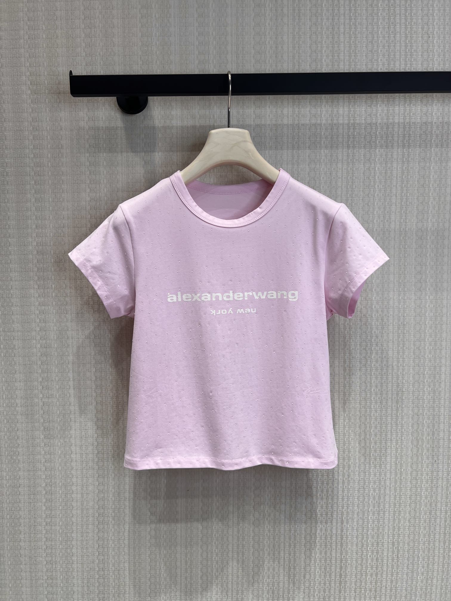 NO:762201,Support exchange Aw* 26SS new spring and summer letter printed full crystal hot diamond slim fit short-sleeved round neck T-shirt丨Exclusively developed by yb!  Top quality production!  Highly elastic and skin-friendly cotton blended fabric, soft, breathable and close to the body shape, slim and slightly short version, highly tolerant to the figure, small round neck + slim short cut, accurately outlines the waistline, easily create a waist-baring hot girl style. It can highlight the curves without being too tight, suitable for hot girls of all shapes. Ready for sale S/M/L real shot details, T-shirt, tees, t-shirt,19860909支持换款Aw* 26SS春夏新款 字母印花满水晶烫钻修身短袖圆领T恤丨独家yb开发！顶级高版出品！高弹亲肤的棉质混纺面料,软糯透气且贴合身形,修身微短版型,对身材包容度高,小圆领+修身短款剪裁,精准勾勒腰线,轻松打造露腰辣妹风.既能凸显曲线又不会过于紧绷,适配各种身材的辣妹穿搭.现货发售S/M/L实拍细节图,,T-shirt,tees，t-shirt,,Women's clothing