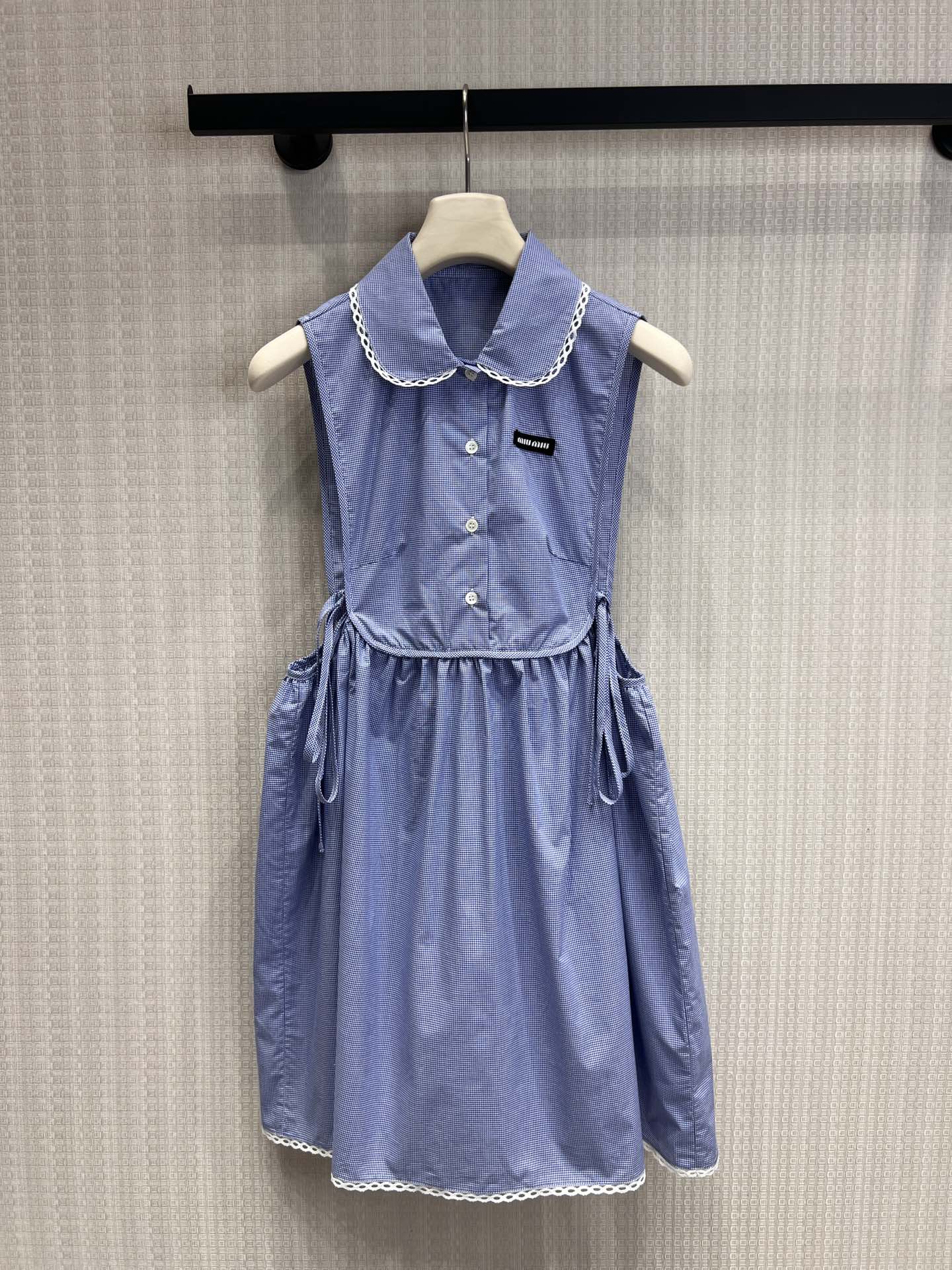 NO:762666,The dress supports exchange Miu*26Ss spring and summer new style lapel plaid waist sleeveless dress丨exclusively developed by yb!  Top quality production!  The perfect fusion of retro plaid and girly feel. The exquisite doll collar modifies the face shape, the refreshing sleeveless tailoring fits the spring and summer atmosphere, the waistband design naturally narrows the waist and makes you look slimmer, the shape is firm and not flattering, the upper body is gentle and elegant, and it is suitable for daily commuting or dating. Ready-made S/M/L real shot details,, miumiu, skirts,19860909连衣裙支持换款Miu*26Ss春夏新款 翻领格纹束腰无袖连衣裙丨独家yb开发！顶级高版出品！将复古格纹与少女感完美融合.精致娃娃领修饰脸型,清爽无袖剪裁适配春夏氛围,腰间束腰设计自然收腰显瘦,版型挺括不挑身材,上身温柔又有气质,日常通勤或约会都很合适.现货发售S/M/L实拍细节图,,miumiu,skirts,,Women's clothing