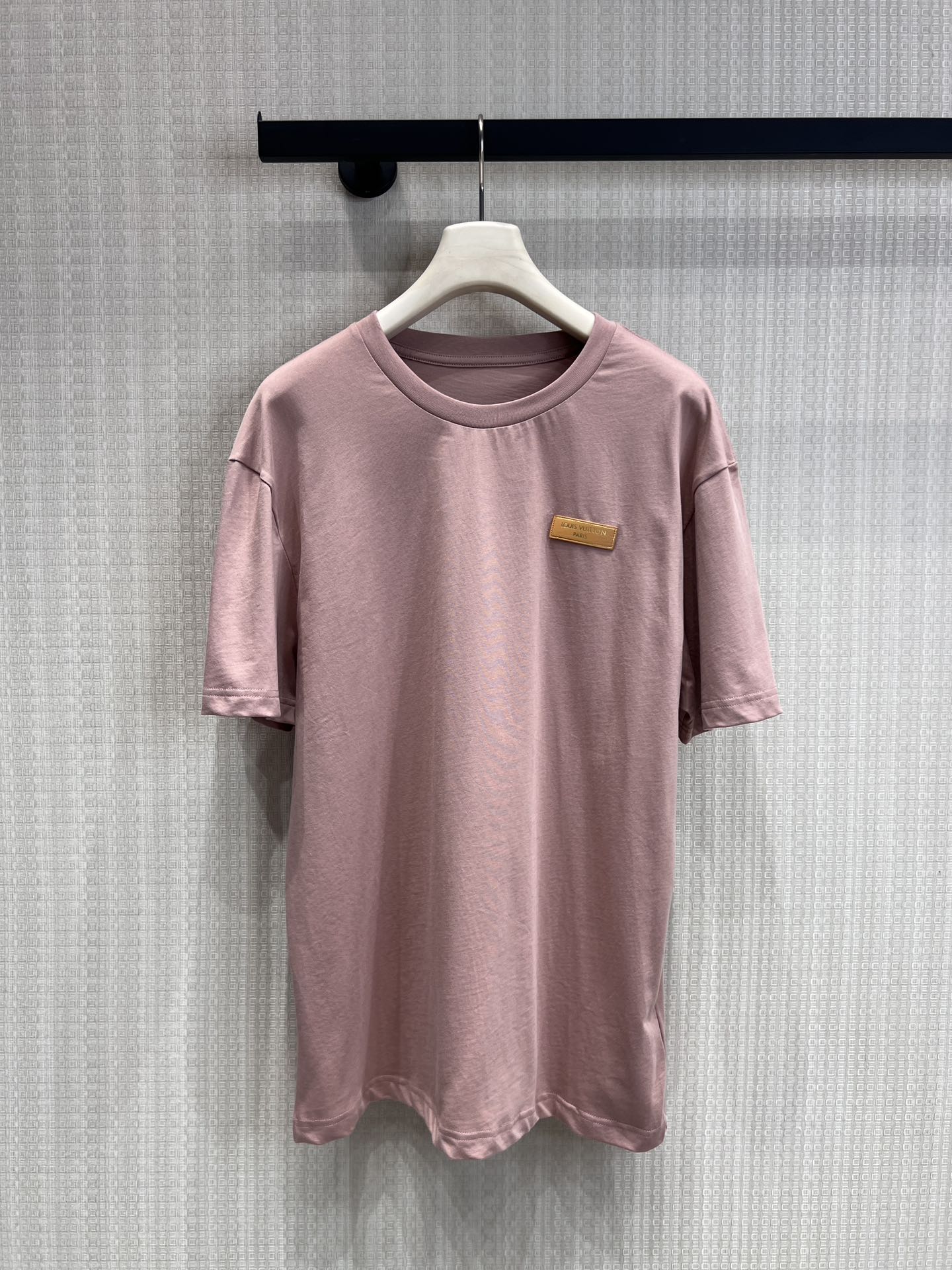 NO:762691,Support exchange Lou* 26Ss new spring and summer nude pink leather label round neck short-sleeved T-shirt丨Exclusively developed by yb!  Top quality production!  Classic round neck tailoring, neat and slim fit, dropped shoulder design to modify the shoulder line, loose version for men and women, easy to wear with a lazy and sexy look. The small leather label of the same color on the chest, low-key engraved logo, is the finishing touch of exquisite details, unobtrusive but with a sense of luxury. Ready-made S/M/L real shot details, T-shirt, tees, t-shirt,19860909支持换款Lou* 26Ss春夏新款 裸粉色皮标圆领短袖T恤丨独家yb开发！顶级高版出品！经典圆领剪裁,利落不挑身形,落肩设计修饰肩线,男女同款的宽松版型,轻松穿出慵懒随性感.胸口处的同色系皮革小标,低调镌刻标识,是精致细节的点睛之笔,不张扬却自带高级感.现货发售S/M/L实拍细节图,,T-shirt,tees，t-shirt,,Women's clothing