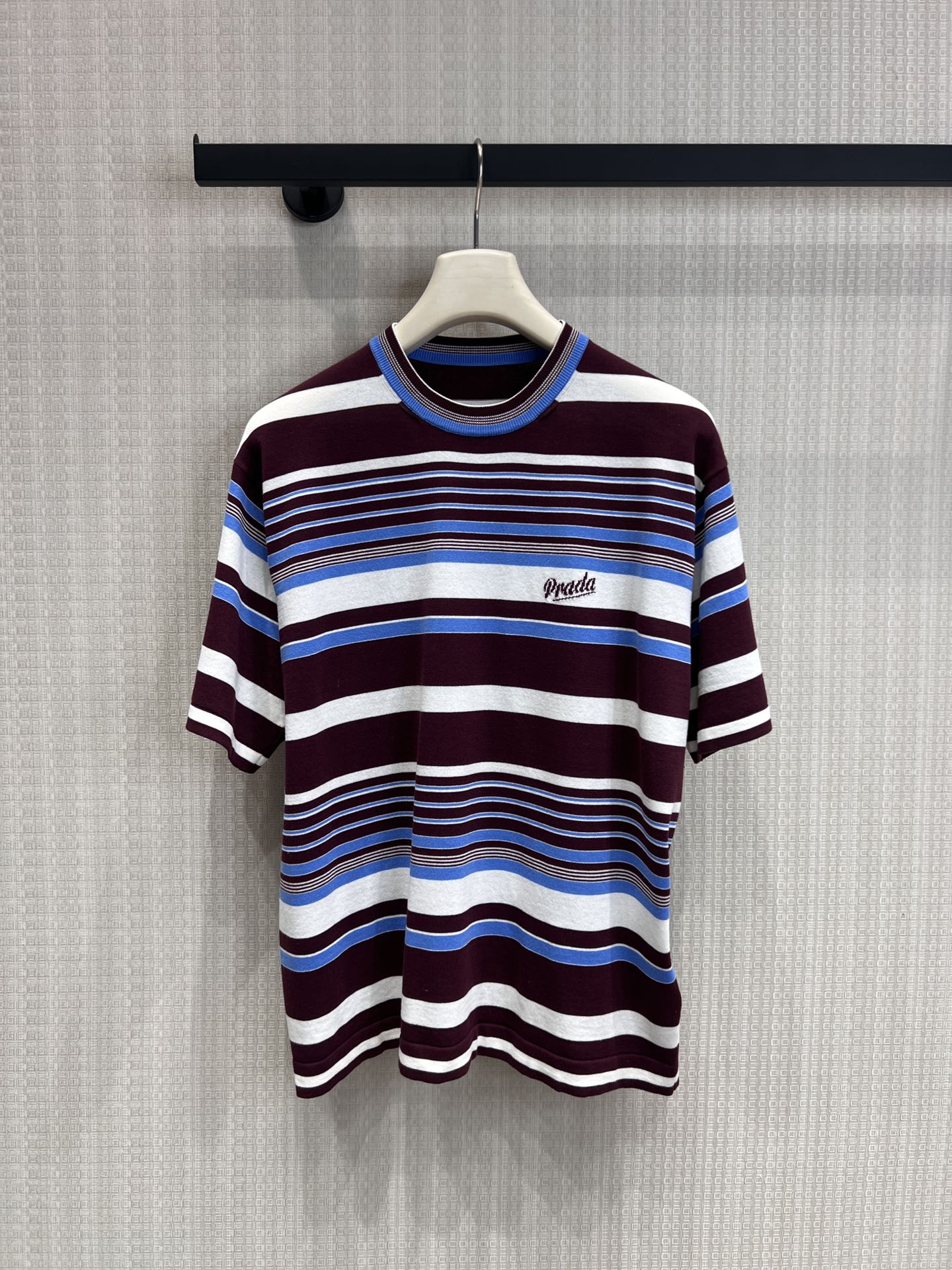 NO:762699,Support Pra* 26Ss new spring and summer round neck striped cotton short-sleeved sweater | Exclusively developed by yb!  Top quality production!  Burgundy base + blue and white gradient stripes, retro and white, yellow-skinned sisters close their eyes and look in!  The cotton knitted fabric is soft and fufu, and it is very comfortable to wear next to the body. The design of dropped shoulder sleeves and a half-high round neck makes the shoulder and neck lines look particularly beautiful. It is very stylish when worn casually with overalls or pleated skirts. The small embroidery on the chest is low-key and high-end, and it is not flattering at all. It is the versatile king that you need in spring and summer!  Ready for sale S/M/L real shot details, prada, skirts, T-shirt,19860909支持换款Pra* 26Ss春夏新款 圆领条纹棉质短袖针织衫丨独家yb开发！顶级高版出品！酒红底+蓝白渐变条纹,复古又显白,黄皮姐妹闭眼入！棉质针织面料软fufu的,贴身穿巨舒服,落肩袖+半高圆领的设计,把肩颈线条修饰得特别好看,随便搭个工装裤/百褶裙都超有范儿,胸口的小刺绣低调又高级,完全不挑身材,春夏刚需的百搭王就是它！现货发售S/M/L实拍细节图,,prada,skirts,T-shirt,,Women's clothing