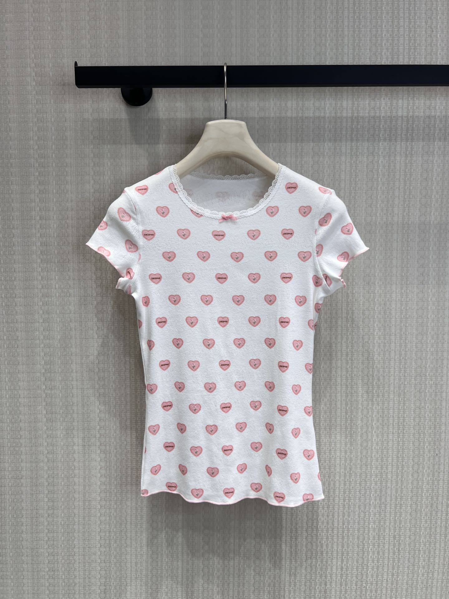 NO:762204,Support exchange of original designer models 26Ss new summer style American hot girl love short-sleeved T-shirt丨Exclusive high-end version!  American hot girl style heart print, lace on the collar and cuffs + mini bows add a French sweet girl feel, and the wavy hem design is more lively and playful, perfectly balancing the sweet and cool style. Slim-fitting and short cut, easily highlights the waistline. Skin-friendly and breathable fabrics, comfortable and easy to wear. Versatile and easy to match, it will keep you fashionable all summer. Ready-made S/M/L real shot details, T-shirt, tees, t-shirt,19860909支持换款原创设计师款 26Ss夏季新款 美式辣妹爱心短袖T恤丨独家高版出品！美式辣妹风爱心印花,领口与袖口的蕾丝花边+迷你蝴蝶结,增添了法式甜妹感,波浪边下摆设计更显灵动俏皮,完美平衡了甜与酷的风格.修身微短剪裁,轻松凸显腰线.亲肤透气面料,舒适好穿.百搭不挑搭配,承包你整个夏天的时髦感.现货发售S/M/L实拍细节图,,T-shirt,tees，t-shirt,,Women's clothing