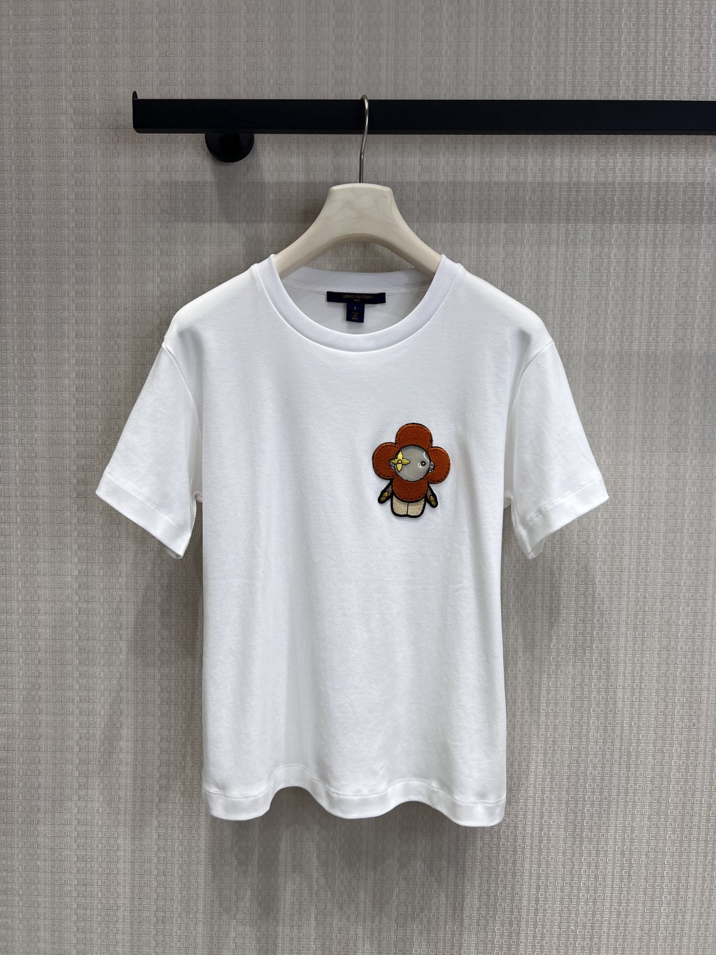 NO:762194,Support exchange Lou* 26SS early spring new style toothbrush embroidered cartoon short-sleeved round neck T-shirt丨exclusively developed by yb! High quality production! The pure background color is used to outline the smart cartoon pattern, and the three-dimensional toothbrush embroidery process makes the pattern vividly appear on the body, giving it a full and layered touch. The high-count cotton fabric is selected to create a soft and crisp wearing experience. The classic round neck adapts to various body shapes, and the neat tailoring unlocks the diversity of spring. Outfit. Integrate childlike fun and ingenuity into daily life, blend classic luxury with fresh vitality, and become a versatile finishing touch in the early spring wardrobe. Ready-made S/M/L real shot details, T-shirt, tees, t-shirt,19860909支持换款Lou* 26SS早春新款 牙刷綉卡通短袖圆领T恤丨独家yb开发！高版出品！以纯净底色勾勒灵动卡通纹样,立体牙刷绣工艺让图案跃然衣身,触感饱满更具层次.甄选高支棉面料打造柔软挺括的穿着体验,经典圆领适配各种身形,利落剪裁解锁春日多元穿搭.将童趣巧思融入日常,让经典奢华与清新活力相融,成为早春衣橱里的百搭点睛之选.现货发售S/M/L实拍细节图,,T-shirt,tees，t-shirt,,Women's clothing