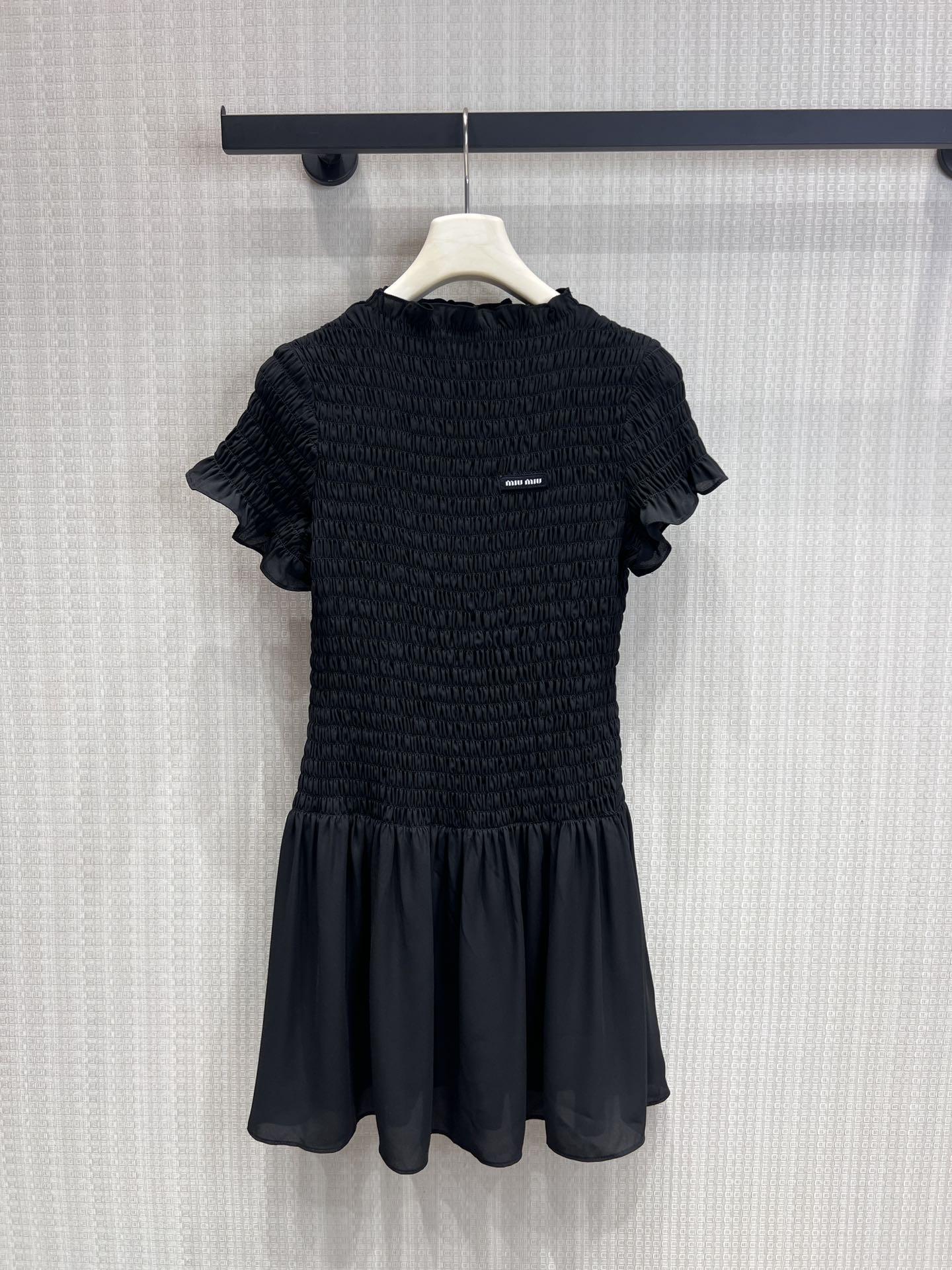 NO:762199,Support exchange Miu* 26Ss new spring and summer georgette mini dress丨exclusively developed by yb!  High quality production!  The classic black tone outlines a sweet and cool atmosphere, pleated georgette fabric creates a sense of texture, the stand-up collar + short sleeves design is neat and playful, the waist-cut umbrella hem tailoring easily hides the flesh, the short silhouette elongates the leg line, and the micro-logo embellishes the details, giving it a light and luxurious girly feel ~ Ready-made S/M/L real shot details,, miumiu, skirts, T-shirt,19860909支持换款Miu* 26Ss春夏新款 乔其纱迷你连衣裙丨独家yb开发！高版出品！经典黑调勾勒甜酷氛围,褶皱乔其纱面料打造肌理感,立领+短袖设计利落又俏皮,收腰伞摆剪裁轻松藏肉,短款廓形拉长腿部线条,微标标识点缀细节,自带轻奢少女感～现货发售S/M/L实拍细节图,,miumiu,skirts,T-shirt,,Women's clothing