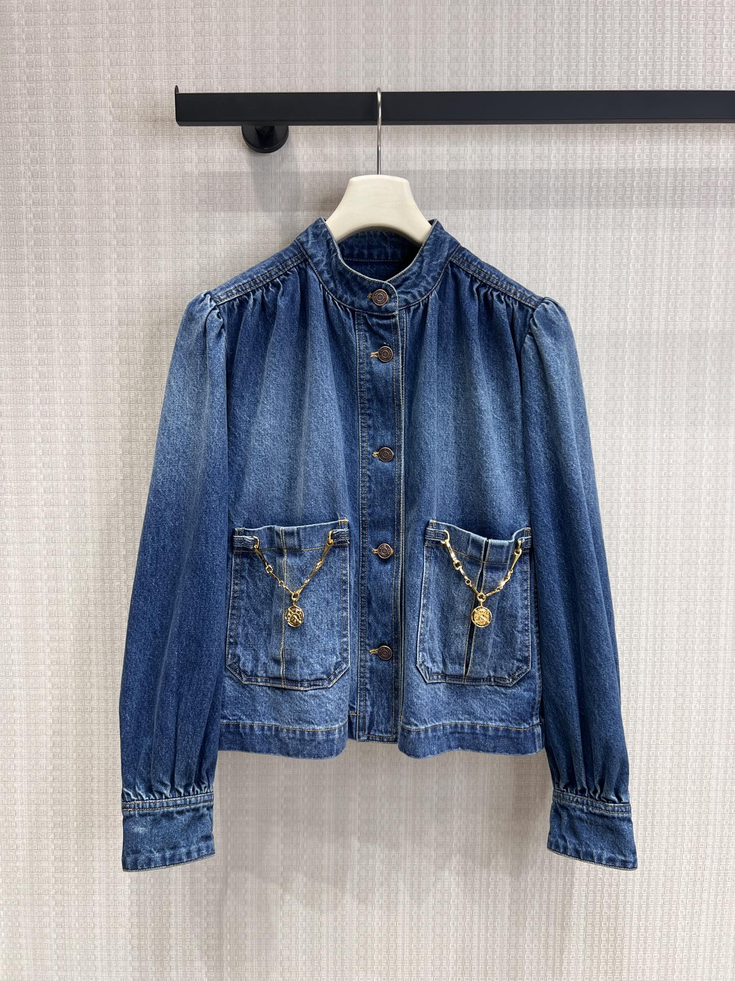 NO:762704,Supports exchange CH* 26ss early spring new style dark blue stand-up collar pleated puff sleeves chain decorated denim jacket丨Exclusively developed by yb!  Top quality production!  The delicate pleats at the stand-up collar echo the full puff sleeves on the shoulders, blending retro palace style into straightforward denim, creating a unique combination of femininity and toughness. The iconic golden chain and circular badge embellished on the front pocket are made of heavy washed denim fabric, which has been polished through multiple processes to create a natural aged texture, making it soft to wear.  It still has a crisp feel. Pair it with the wide-leg pants of the same series to create a casual French suit. Pair it with a lace shirt or knitted skirt to unlock19860909支持换款CH* 26ss早春新款 深蓝立领褶皱泡泡袖链条装饰牛仔外套丨独家yb开发！顶级高版出品！立领处的细腻褶皱与肩头饱满的泡泡袖呼应,将复古宫廷风融入率性牛仔,碰撞出独特的柔美与硬朗.前袋点缀的标志性金色链条与圆形徽章,采用重磅水洗牛仔面料,经过多道工艺打磨出自然的做旧纹理,穿着柔软却不失挺括感,搭配同系列阔腿裤是随性自在的法式套装,内搭蕾丝衬衫或针织半裙则能解锁更多优雅可能,是早春衣橱里不可多得的风格催化剂.现货发售S/M/L实拍细节图,,skirts,jackets & coats,shirts,,Women's clothing