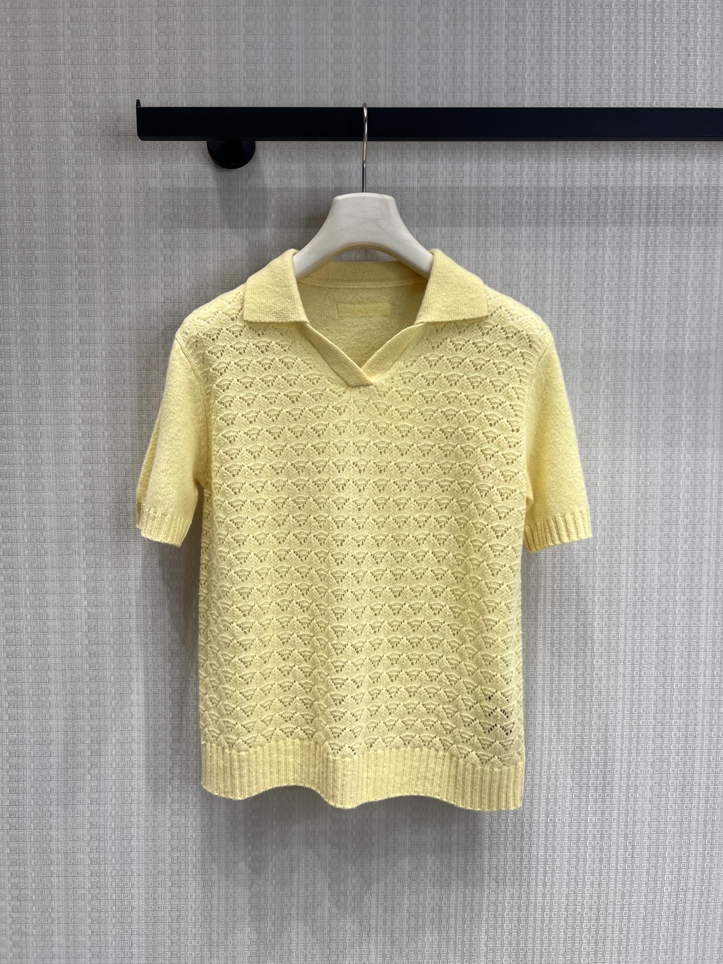 NO:790720,Support exchange Miu* 26Ss spring and summer new style light yellow hollow Polo collar knitted top丨Exclusively developed by yb!  Top quality production!  Low saturation cream is light yellow, like spring sunshine wrapped around the body, showing whiteness and complementing the skin tone. Three-dimensional love/wavy hollow texture, light and breathable without sweating, small lapel design neatly reduces age, V-shaped placket to modify the neck line, layered shirts/white T-shirts can be worn to create a sense of layering, unlocking one garment for multiple wear. Ready-made S/M/L real shot details,, miumiu, shirts,19860909支持换款 Miu* 26Ss春夏新款 淡黄色镂空Polo领针织上衣丨独家yb开发！顶级高版出品！低饱和奶油淡黄色,像春日阳光裹在身上,显白又衬肤色,立体爱心/波浪形镂空织纹,轻薄透气不闷汗,小翻领设计利落减龄,V型门襟修饰脖颈线条,叠穿衬衫/内搭白T都能穿出层次感,解锁一衣多穿.现货发售S/M/L实拍细节图,,miumiu,shirts,,Women's clothing
