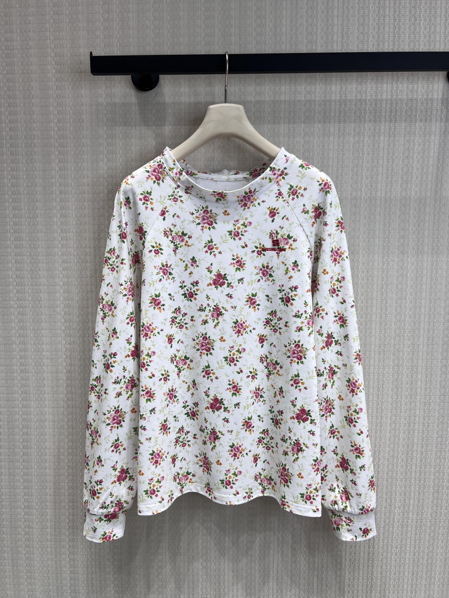 NO:762731,Support exchange 26Ss early spring new style letter embroidered floral all-over printed round neck long-sleeved T-shirt丨Exclusive high-end version!  Select high-quality combed cotton, soft, breathable and full of drape. It has a loose round neck + raglan sleeve design, and the modified shoulder line makes it more lazy and casual. The all-over floral print uses reactive printing and dyeing technology, the color is vivid and not easy to fade, and the chest is embroidered with contrasting letters and red  The flower logo and low-key engraved genes are a universal item that can be used for commuting, dating, and vacations. It can easily unlock N kinds of outfit possibilities in spring. Ready-made S/M/L real-shot details, tees, t-shirts,19860909支持换款 26Ss早春新款 字母刺绣碎花满印圆领长袖T恤丨独家高版出品！甄选优质精梳棉,柔软透气且垂坠感十足,宽松圆领+插肩袖设计,修饰肩线更显慵懒随性.满印碎花采用活性印染工艺,色彩鲜活不易褪色,胸口撞色字母刺绣与小红花标识,低调镌刻基因,是通勤、约会、度假都能hold住的万能单品,轻松解锁春日N种穿搭可能.现货发售S/M/L实拍细节图,,tees，t-shirt,,Women's clothing