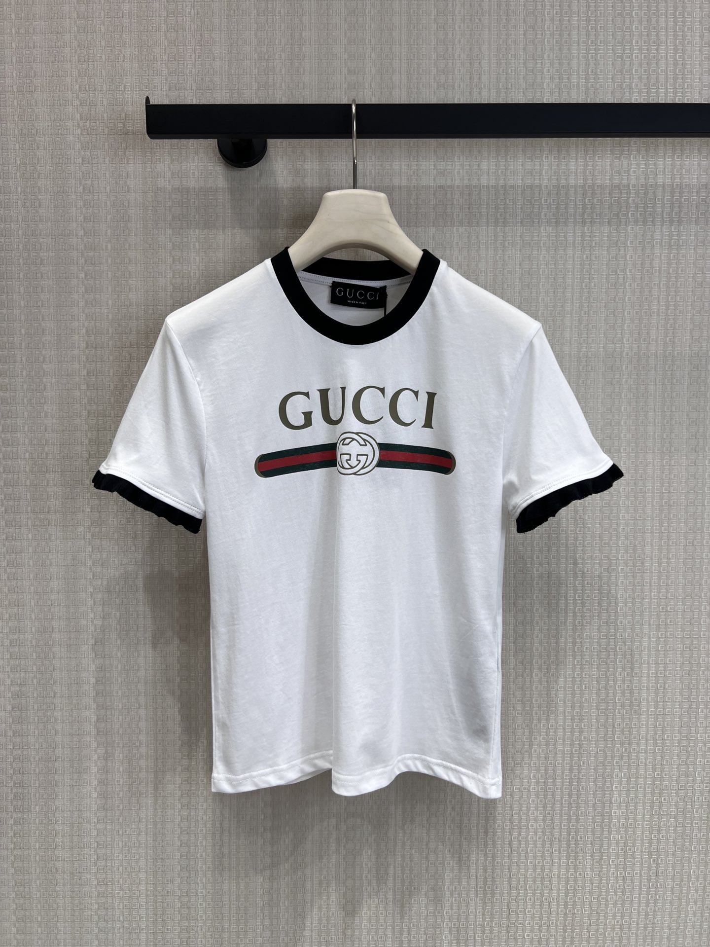 NO:762702,Support exchange Guc* 26Ss new spring and summer letter print ruffle short-sleeved T-shirt丨exclusively developed by yb!  Top quality production!  This is the must-have C-position item for spring and summer!  Contrast color round neck + ruffled short sleeves, fairy color with built-in filter, perfectly modify the arm lines. The iconic print on the chest is highly recognizable. Whether it is paired with jeans or a skirt, it can be easily worn to create a relaxed atmosphere. It is great to keep for yourself and give away!  Ready-made S/M/L real shot details, gucci, skirts, jeans, T-shirt, tees, t-shirt,19860909支持换款Guc* 26Ss春夏新款 字母印花荷叶边短袖T恤丨独家yb开发！顶级高版出品！春夏C位单品非它莫属！撞色圆领+荷叶边短袖,自带滤镜的神仙配色,完美修饰手臂线条.胸前标志性印花辨识度超高,无论是搭配牛仔裤还是半裙,都能轻松穿出松弛氛围感,自留送人都超赞！现货发售S/M/L实拍细节图,,gucci,skirts,jeans,T-shirt,tees，t-shirt,,Women's clothing