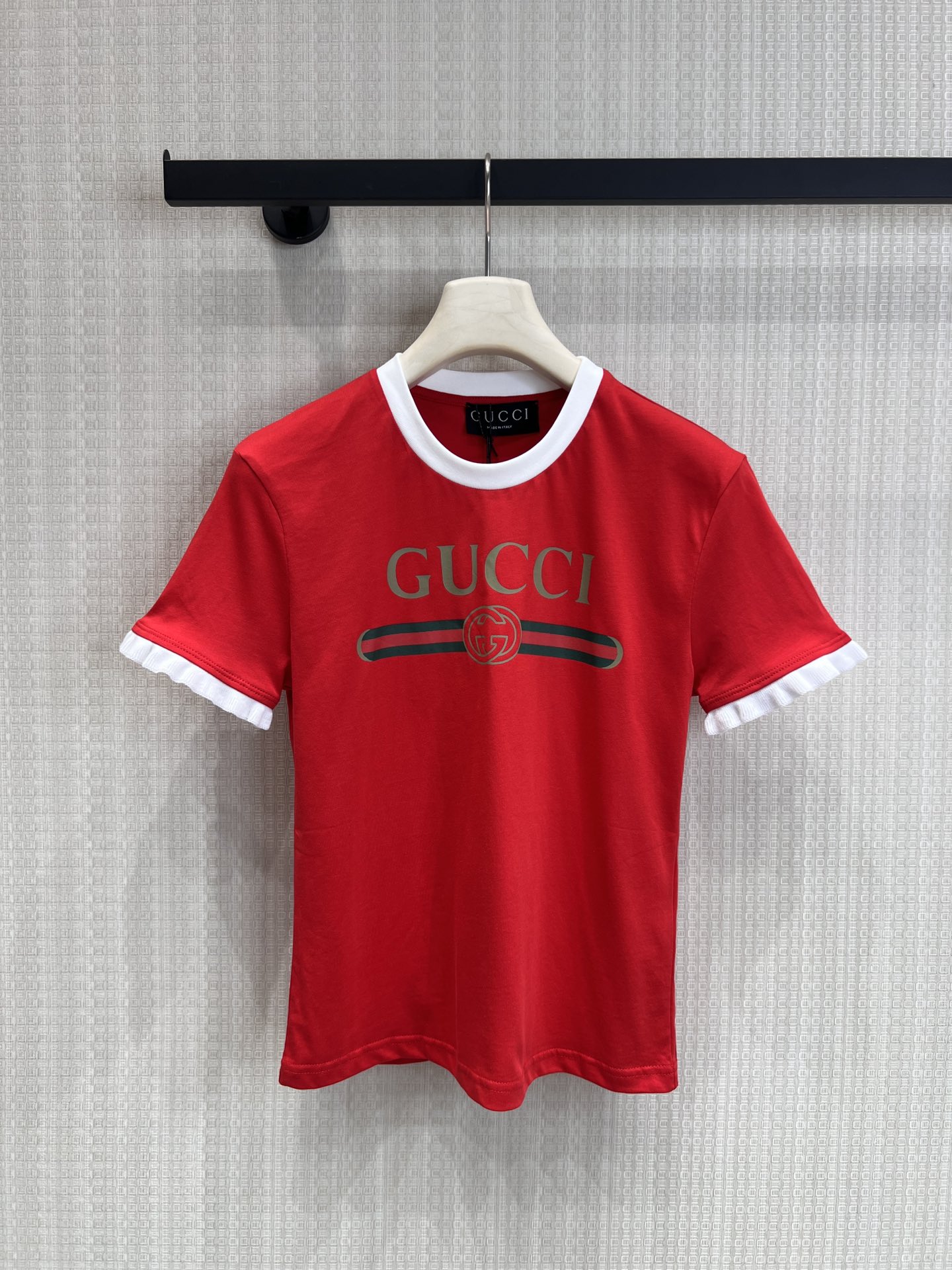 NO:762705,Support exchange Guc* 26Ss new spring and summer letter print ruffle short-sleeved T-shirt丨exclusively developed by yb!  Top quality production!  This is the must-have C-position item for spring and summer!  Contrast color round neck + ruffled short sleeves, fairy color with built-in filter, perfectly modify the arm lines. The iconic print on the chest is highly recognizable. Whether it is paired with jeans or a skirt, it can be easily worn to create a relaxed atmosphere. It is great to keep for yourself and give away!  Ready-made S/M/L real shot details, gucci, skirts, jeans, T-shirt, tees, t-shirt,19860909支持换款Guc* 26Ss春夏新款 字母印花荷叶边短袖T恤丨独家yb开发！顶级高版出品！春夏C位单品非它莫属！撞色圆领+荷叶边短袖,自带滤镜的神仙配色,完美修饰手臂线条.胸前标志性印花辨识度超高,无论是搭配牛仔裤还是半裙,都能轻松穿出松弛氛围感,自留送人都超赞！现货发售S/M/L实拍细节图,,gucci,skirts,jeans,T-shirt,tees，t-shirt,,Women's clothing