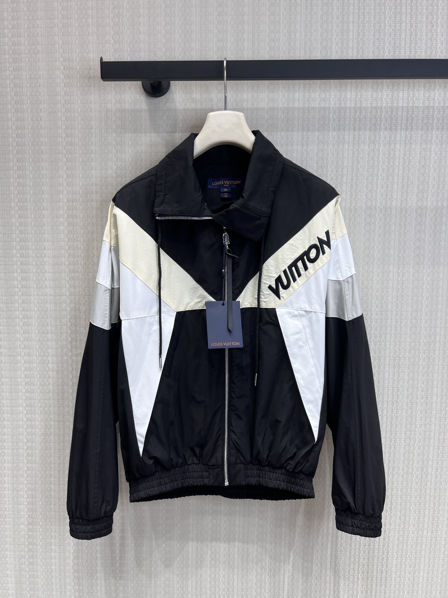 NO:790711,Support exchange Lou* 26SS early spring new zipper color-blocking jacket丨exclusively developed by yb!  High quality production!  The original custom-made technical fabric is lightweight but crisp, and can resist wind and not look bulky when worn in autumn and winter. The interior is hidden with a full-print presbyopic lining, and the large reverse logo + metal chain decoration. The letter mark on the front brings a sense of street fashion, and the small silver chain on the back is a noble and discreet secret hidden in the details!  An eye-catching style to hit the streets in autumn and winter!  Ready sale S/M/L real shot details,,jackets & coats,jackets & coats,19860909支持换款 Lou* 26SS早春新款 拉链拼色夹克外套丨独家yb开发！高版出品！原版定制科技面料,轻量却挺括,秋冬穿既能抗风又不会显笨重；内里暗藏满印老花衬里,反转大logo+金属链装饰正面的字母标自带街头潮感,后背的小银链是藏在细节里的贵气小心机！秋冬出街的吸睛王炸款！现货发售S/M/L实拍细节图,,jackets & coats,jackets & coats,,Women's clothing