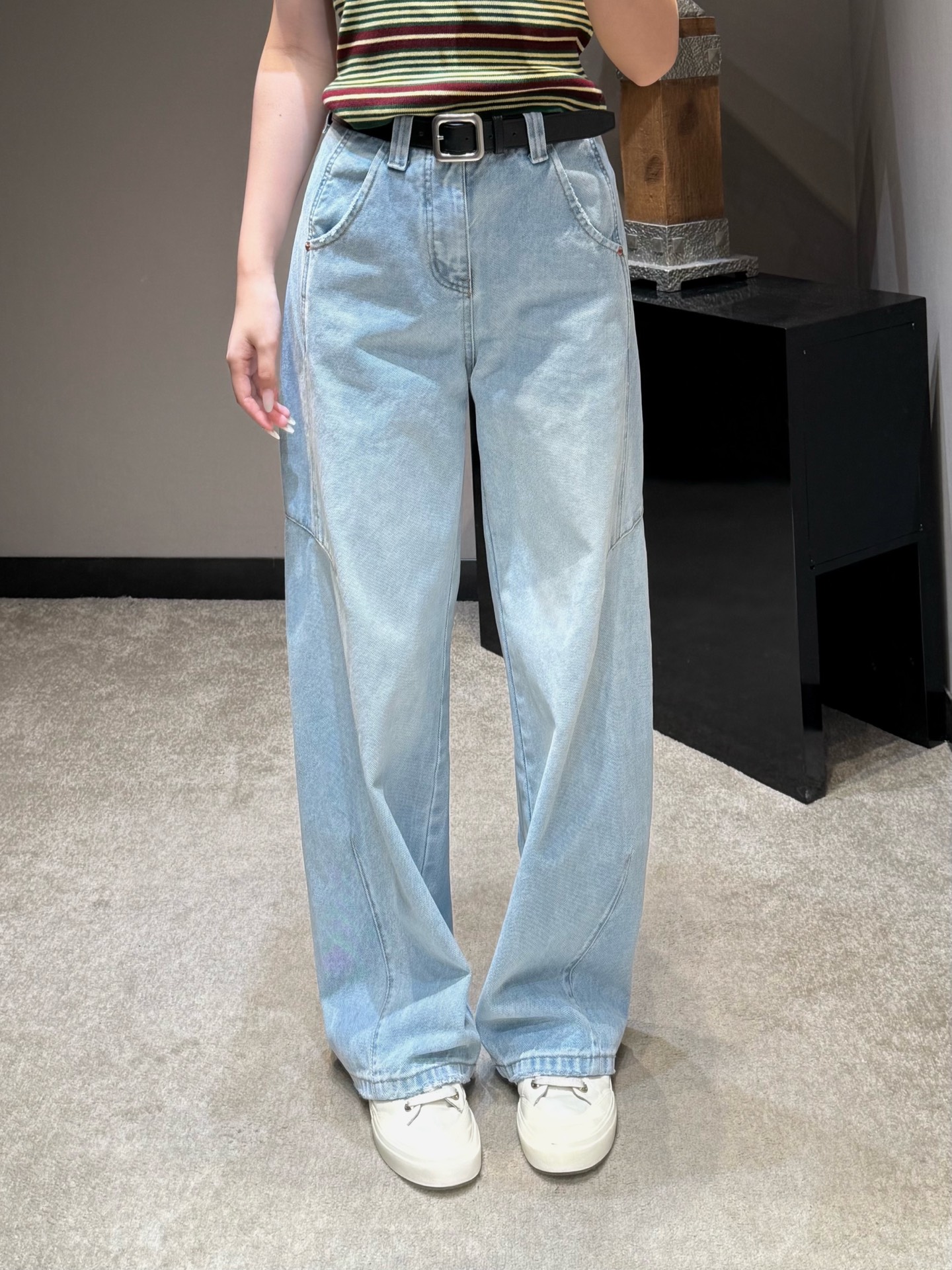 NO:790724,Original designer model 26SS spring and summer new style distressed washed denim trousers (with belt)丨Exclusive high-end version!  The light blue gradient washing process brings a hazy texture worn by time. The trousers are designed with multi-piece splicing and diagonal topstitching, breaking the monotony of traditional denim. It visually lengthens the leg line, modifies the hip width and leg shape, and has a slimming effect. The green woven leather label on the back waist and the logo of a niche designer show off the taste in a low-key manner!  Available in stock S/M/L,,19860909原创设计师款 26SS春夏新款 做旧洗水牛仔长裤（配腰带）丨独家高版出品！浅蓝渐变洗水工艺,自带岁月磨旧的朦胧质感,裤身采用多片式拼接与斜向明线设计,打破传统牛仔单调感,视觉上拉长腿部线条,修饰胯宽与腿型,显瘦效果拉满.后腰绿色编织皮标,小众设计师标识,低调彰显品味！现货发售S/M/L,,,Women's clothing