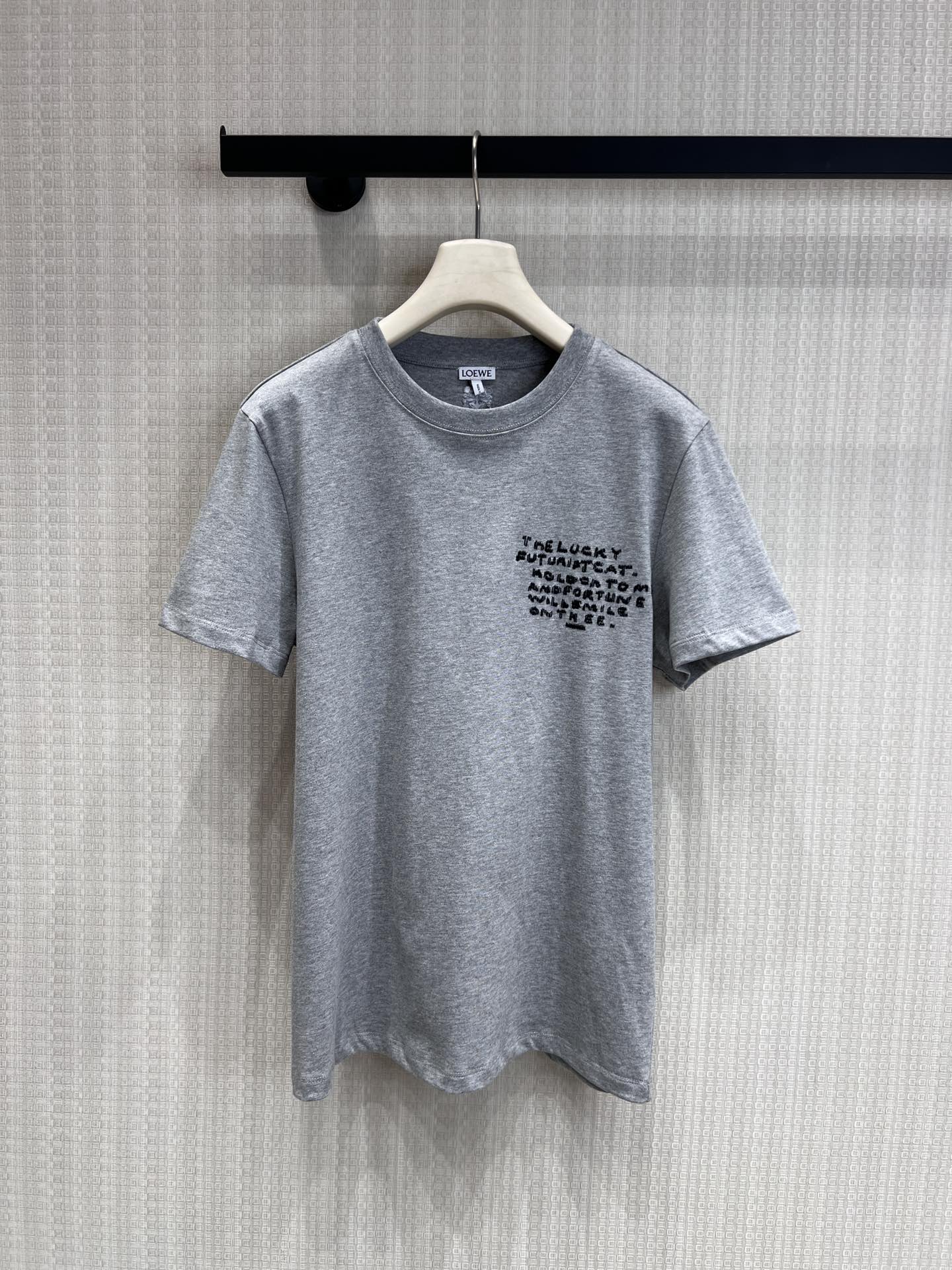 NO:804787,Item No. 236225 Loe* x Louis Wain new co-branded embroidered cat gray tone short-sleeved T-shirt | Exclusively developed by yb!  Top quality production!  The style is an unobtrusive and slightly loose style. The soft cotton fabric is close to the skin and breathable. The front is embroidered with handwritten English letters, which is casual and detailed. The pixel-style cat embroidery on the back is the highlight of the soul - Louis Wain's iconic cute cat face, using fine embroidery thread to create a retro pixel feel. The color scheme of blue ears + round eyes + red tongue is vivid and eye-catching ~ Ready-made S/M/L real shot details, Louis Wain  vuitton,loewe,T-shirt,tees,t-shirt,19860909货号236225 Loe* x Louis Wain联名新款 刺绣猫咪灰调短袖T恤丨独家yb开发！顶级高版出品！版型是不挑人的微宽松款,软乎乎的棉质面料贴肤又透气,正面是手写体英文字母刺绣,随性又有细节；后背的像素风猫咪刺绣是灵魂亮点——Louis Wain标志性的萌系猫脸,用细密绣线拼出复古像素感,蓝耳+圆眼+红舌的配色鲜活灵动,自带吸睛属性~现货发售S/M/L实拍细节图,,louis vuitton,loewe,T-shirt,tees，t-shirt,,Women's clothing