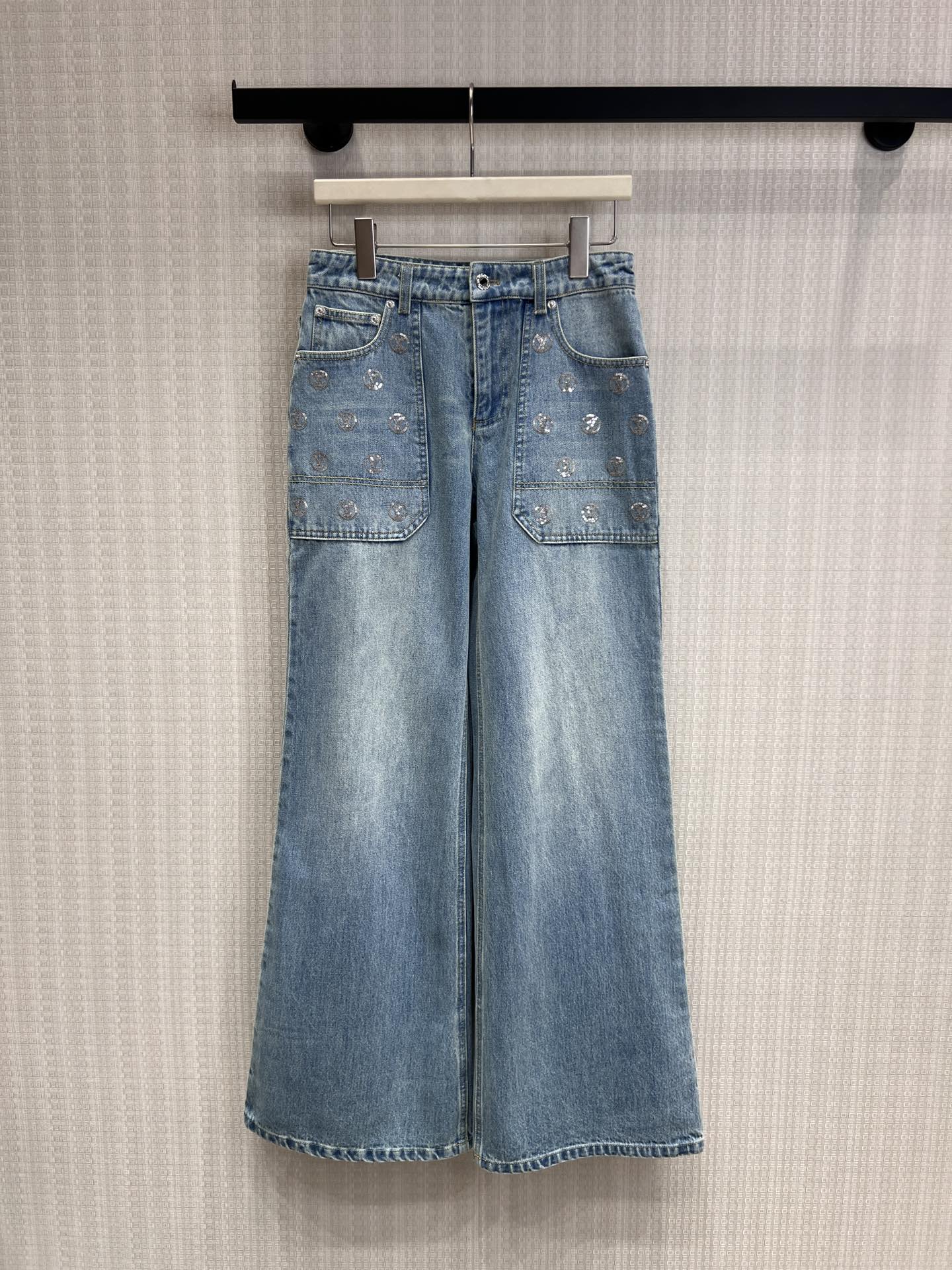 NO:790717,Support exchange Lou* 25SKI ski series silver sequined wide-leg denim trousers丨exclusively developed by yb!  High quality production!  Selected high-count denim denim fabric, with a soft yet stiff drape, which will not easily deform after long-term wear; the pants are fully decorated with silver sequins Logo, which reflects the fine luster when you step lightly. It hides a noble and delicate look in a low-key manner, retaining the casualness of denim, while injecting a sense of luxury and gorgeousness. Ready-made S/M/L real shot details,,19860909支持换款 Lou* 25SKI滑雪系列 银色亮片阔腿牛仔长裤丨独家yb开发！高版出品！精选高支丹宁牛仔面料,自带软糯却挺括的垂坠感,久穿不易变形；裤身满缀银色亮片Logo装饰,随步伐轻晃时折射细碎光泽,低调中藏着一眼贵气的精致,既保留牛仔的随性,又注入高奢的华丽感.现货发售S/M/L实拍细节图,,,Women's clothing