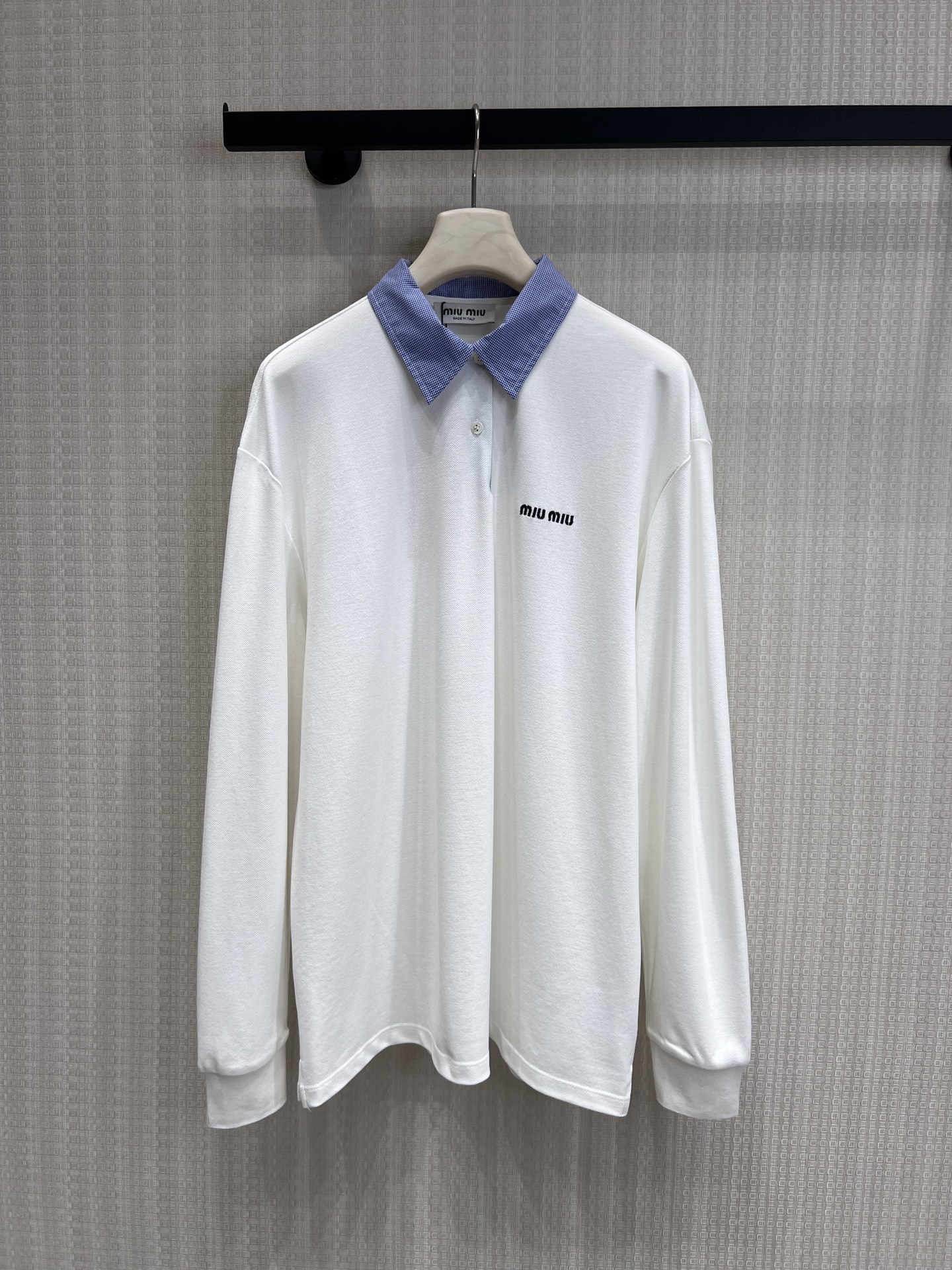 NO:790716,Support exchange Miu* 26Ss new spring and summer classic polo long-sleeved T-shirt丨exclusively developed by yb!  Top quality production!  The milky white piqué mesh fabric is breathable and skin-friendly, with blue and white checkered lapels, instantly giving it a retro college atmosphere; the embroidered logo on the chest is low-key and exquisite, and the loose shoulder design is lazy and casual, and can hide your little flesh regardless of your figure. Classic details such as button plackets and ribbed cuffs are retained, and the fabric is stiff and wrinkle-free, making it suitable for daily commuting and dating. Detailed photos of S/M/L ready for sale, miumiu, tees, t-shirt,19860909支持换款Miu* 26Ss春夏新款 经典款polo长袖T恤丨独家yb开发！顶级高版出品！奶白色珠地网眼面料透气亲肤,拼接蓝白格纹翻领,瞬间拉满复古学院氛围；胸口刺绣Logo低调精致,宽松落肩版型慵懒随性,不挑身材还能藏住小肉肉.纽扣门襟、罗纹袖口等经典细节保留,面料挺括不易皱,日常通勤、约会出游都能hold住.现货发售S/M/L实拍细节图,,miumiu,tees，t-shirt,,Women's clothing