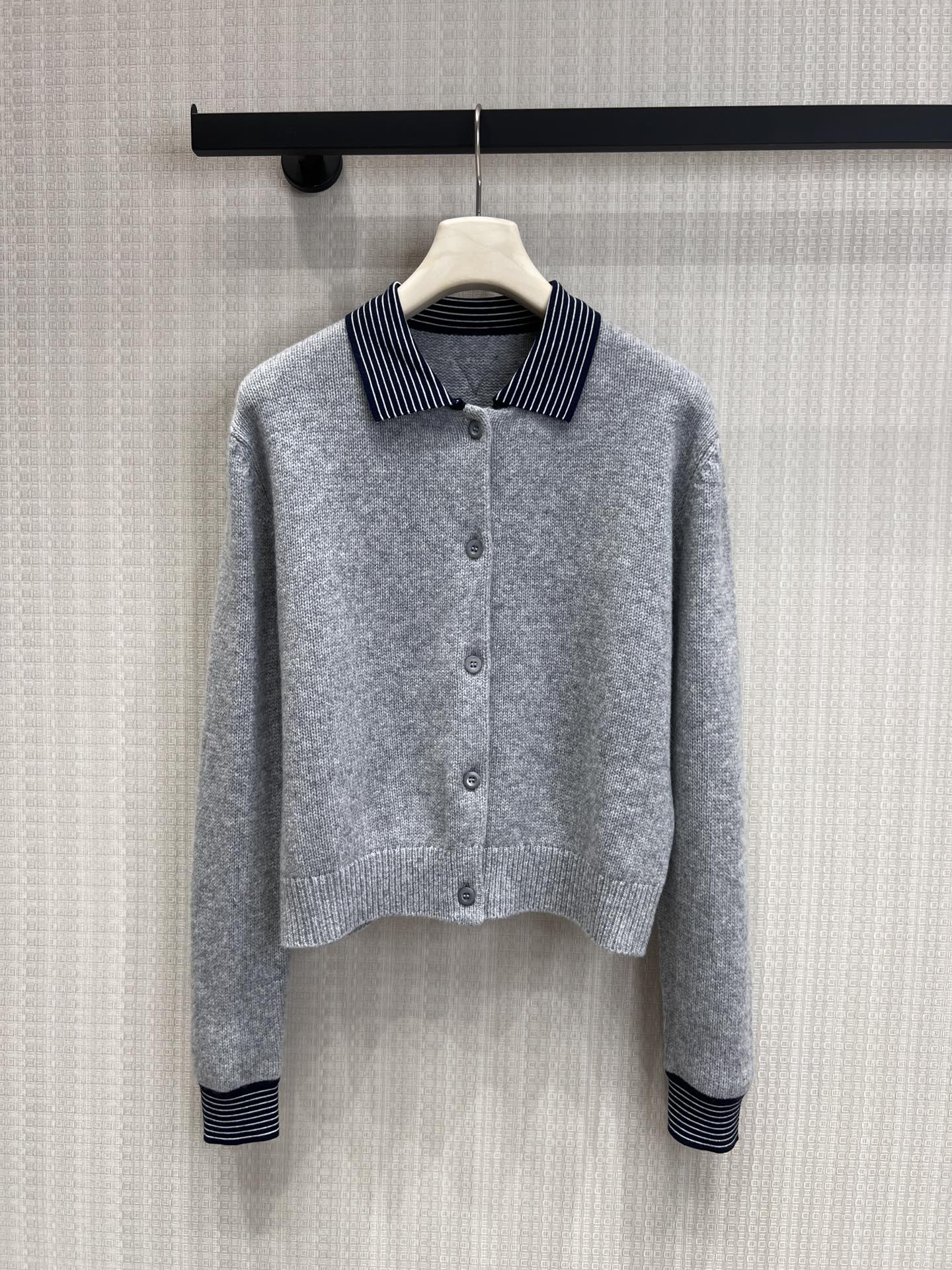 NO:807282,Pra* 26Ss new early spring striped patchwork knitted cardigan丨exclusively developed by yb!  Top quality production!  Light gray soft waxy knitted fabric, with navy and white striped lapels and cuffs, contrasting details instantly enhance the sophistication; the short version is neat and tall, the single-row button placket is classic and versatile, and the ribbed edges are more neat. The short version is neat and tall, worn alone is lazy and casual, layered for a layered atmosphere, and can provide you with inspiration for the entire early spring. Ready-made S/M/L real shot details, prada,19860909Pra* 26Ss早春新款 条纹拼接针织开衫丨独家yb开发！顶级高版出品！浅灰色软糯针织面料,搭配藏青与白色条纹拼接的翻领与袖口,撞色细节瞬间提升精致度；短款版型利落显高,单排纽扣门襟经典百搭,罗纹收边更显利落.短款版型利落显高,单穿是慵懒随性,叠穿是层次氛围感,承包你一整个早春的穿搭灵感.现货发售S/M/L实拍细节图,,prada,,Women's clothing