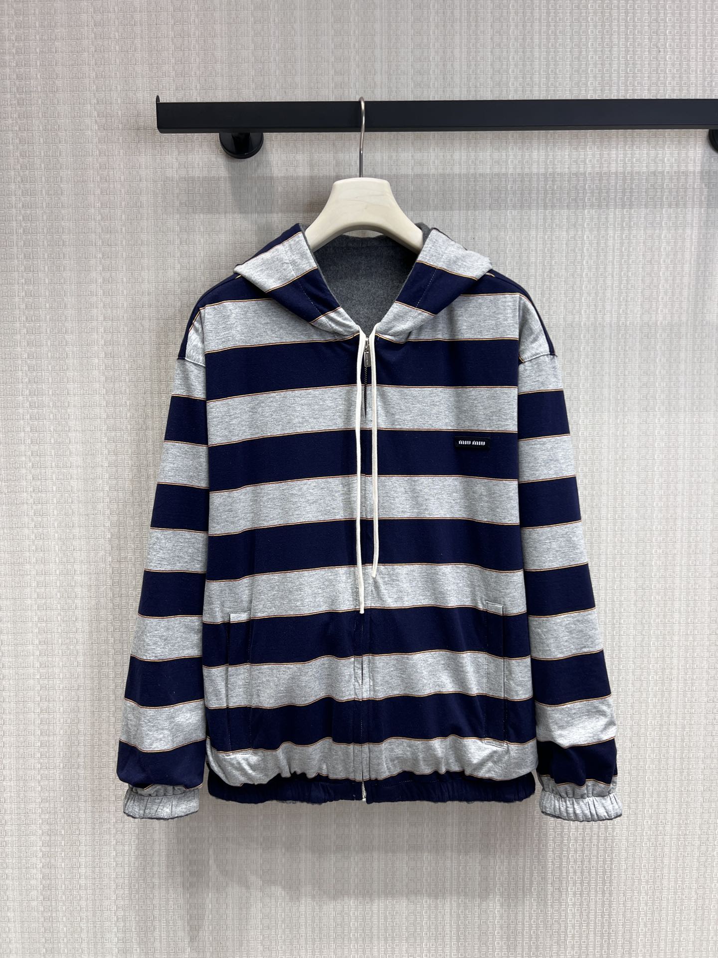 NO:800249,Support exchange item number 265452 Miu* 26Ss early spring new style striped zipper double-sided hooded jacket丨Exclusively developed by yb!  Top quality production!  One side is classic navy blue + hemp gray contrasting stripes, embellished with fine gold thread, retro and refined; the other side is soft waxy hemp gray woolen fabric, low-key and lazy, one piece unlocks two styles. Loose off-shoulder version + drawstring hood +  The hem is elasticated and closed, making it casual and languid while hiding the flesh and making you look slimmer. It is an atmospheric artifact for going out in early spring, and you can easily achieve the girly look of miu style. Ready-made S/M/L real shot details,, miumiu, jackets  & coats,jackets & coats,hats,19860909支持换款货号265452 Miu* 26Ss早春新款 条纹拉链双面连帽夹克外套丨独家yb开发！顶级高版出品！一面是经典藏青+麻灰撞色条纹,缀以细金线勾边,复古又精致；另一面是软糯麻灰色毛呢感面料,低调慵懒,一件解锁两种风格.宽松落肩版型+抽绳连帽+下摆松紧收口,随性慵懒又藏肉显瘦,是早春出街的氛围感神器,轻松拿捏miu系少女感.现货发售S/M/L实拍细节图,,miumiu,jackets & coats,jackets & coats,hats,,Women's clothing