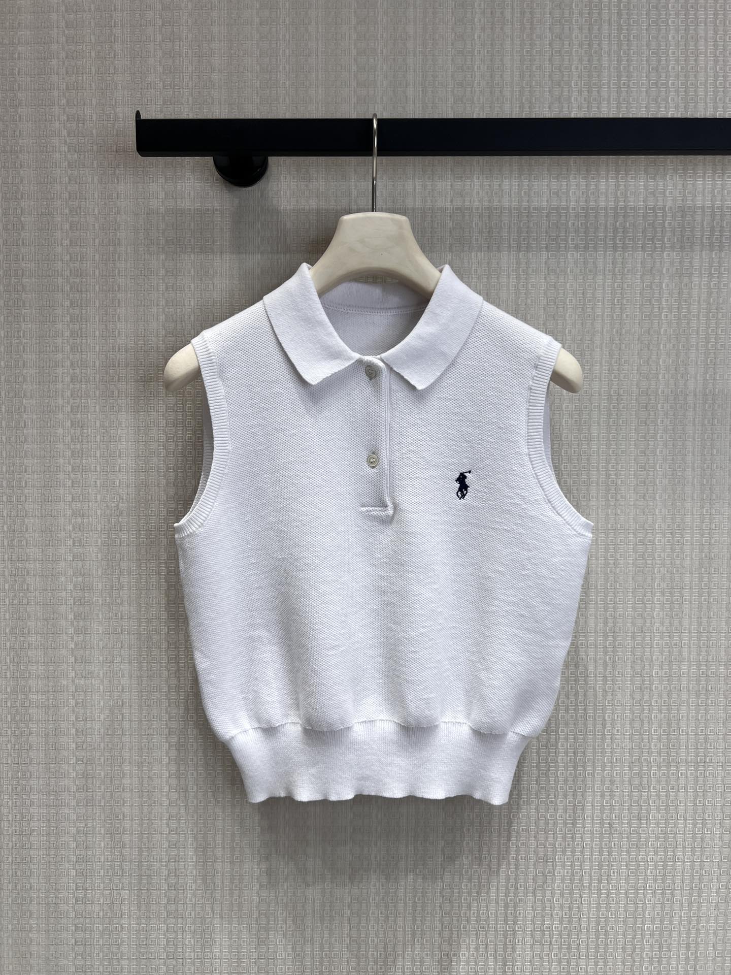 NO:792275,Support exchange item number 261527Ralp* 26SS spring and summer new style sleeveless pullover lapel polo knitted vest丨Exclusively developed by yb!  Top quality production!  The iconic pony embroidery is embellished on the chest, conveying the brand genes in a low-key manner. The black and white colors are suitable for diverse styles. The white is clean and transparent, and it has a sense of relaxation when paired with printed jeans or suit pants; the black is cool and neat, and layered with white pants or skirts instantly transform into an urban commuting style. Ready-made S/M/L real shot details, loro piana, skirts, business suit,19860909支持换款货号261527Ralp* 26SS春夏新款 无袖套头翻领polo针织背心丨独家yb开发！顶级高版出品！标志性小马刺绣点缀胸前,低调传递品牌基因,黑白两色适配多元风格白色干净通透,搭配印花牛仔或西装裤都自带松弛感；黑色酷感利落,叠穿白裤或半裙秒变都市通勤风.现货发售S/M/L实拍细节图,,loro piana,skirts,business suit,,Women's clothing