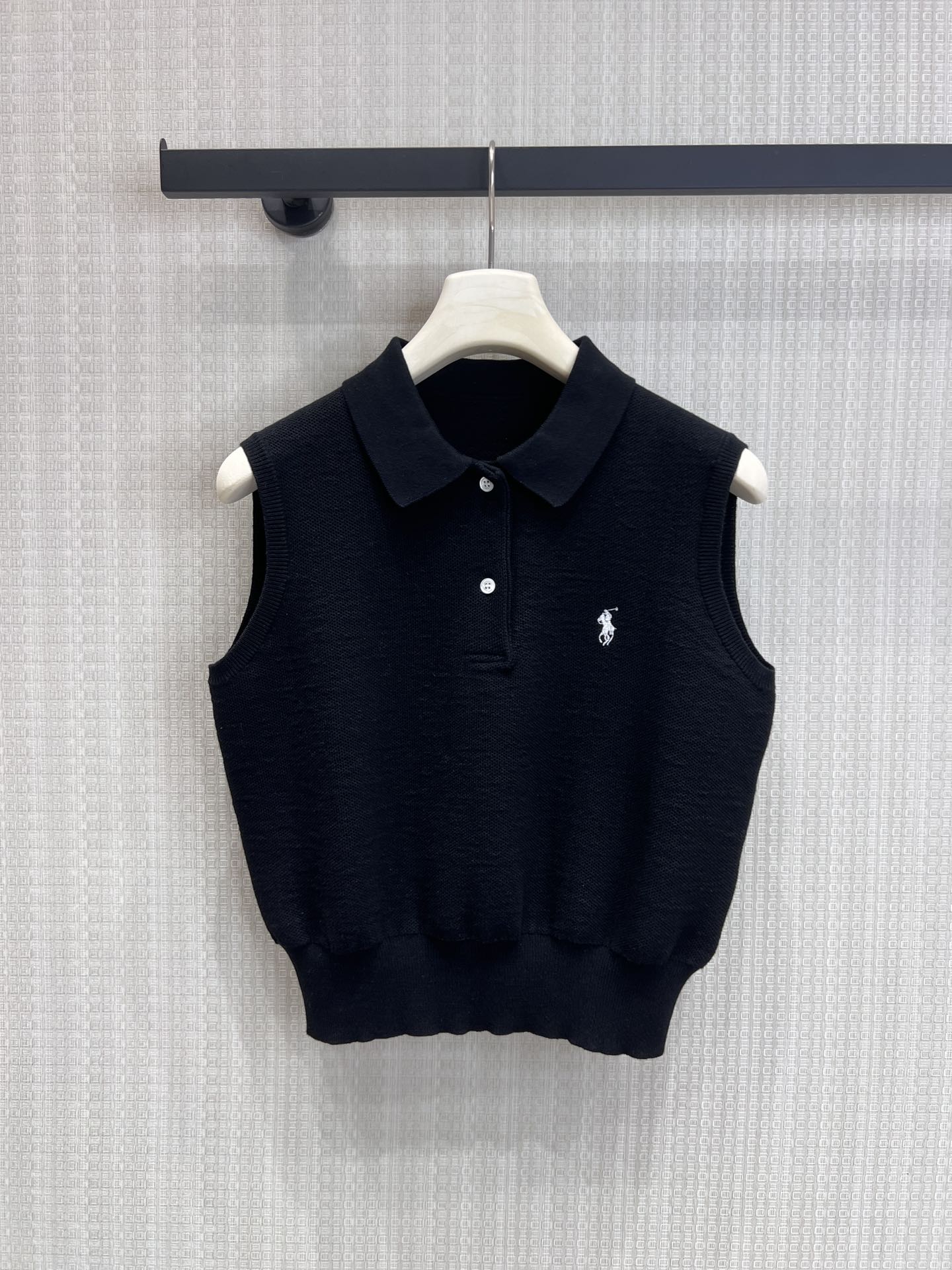 NO:792279,Support exchange item number 261527Ralp* 26SS spring and summer new style sleeveless pullover lapel polo knitted vest丨Exclusively developed by yb!  Top quality production!  The iconic pony embroidery is embellished on the chest, conveying the brand genes in a low-key manner. The black and white colors are suitable for diverse styles. The white is clean and transparent, and it has a sense of relaxation when paired with printed jeans or suit pants; the black is cool and neat, and layered with white pants or skirts instantly transform into an urban commuting style. Ready-made S/M/L real shot details, loro piana, skirts, business suit,19860909支持换款货号261527Ralp* 26SS春夏新款 无袖套头翻领polo针织背心丨独家yb开发！顶级高版出品！标志性小马刺绣点缀胸前,低调传递品牌基因,黑白两色适配多元风格白色干净通透,搭配印花牛仔或西装裤都自带松弛感；黑色酷感利落,叠穿白裤或半裙秒变都市通勤风.现货发售S/M/L实拍细节图,,loro piana,skirts,business suit,,Women's clothing