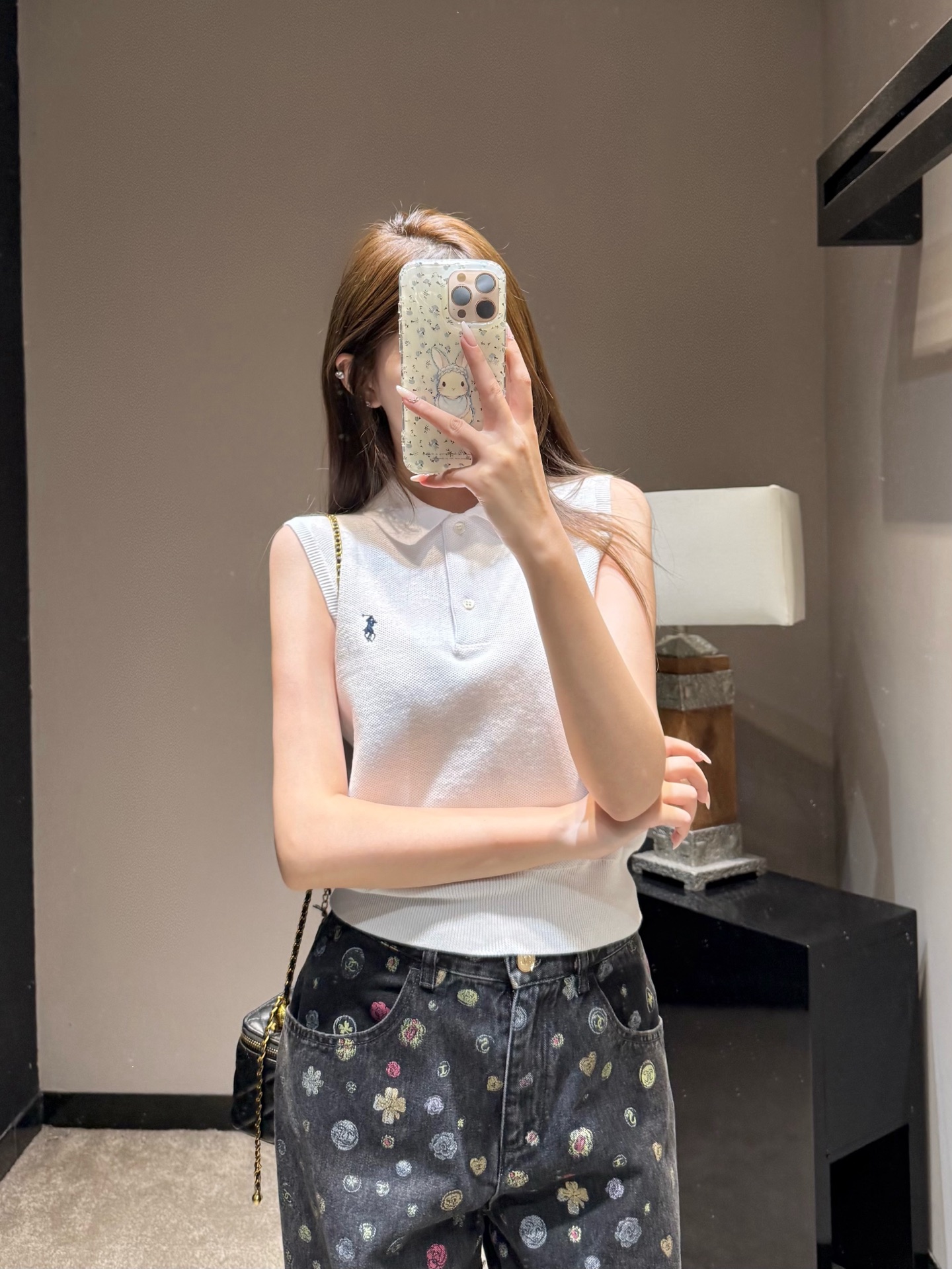 NO:792277,Item No. 261527Ralp* 26SS Spring and Summer New Sleeveless Pullover Lapel Polo Knitted Vest丨Exclusively developed by yb!  Top quality production!  The iconic pony embroidery embellishes the chest, conveying the brand genes in a low-key manner. The black and white colors are suitable for diverse styles. The white is clean and transparent, and it has a sense of relaxation when paired with printed jeans or suit pants. The black is cool and neat, and layered with white pants or skirts can instantly transform into an urban commuting style. Available now in S/M/L, loro piana, skirts, business suit,19860909货号261527Ralp* 26SS春夏新款 无袖套头翻领polo针织背心丨独家yb开发！顶级高版出品！标志性小马刺绣点缀胸前,低调传递品牌基因,黑白两色适配多元风格白色干净通透,搭配印花牛仔或西装裤都自带松弛感；黑色酷感利落,叠穿白裤或半裙秒变都市通勤风.现货发售S/M/L,,loro piana,skirts,business suit,,Women's clothing