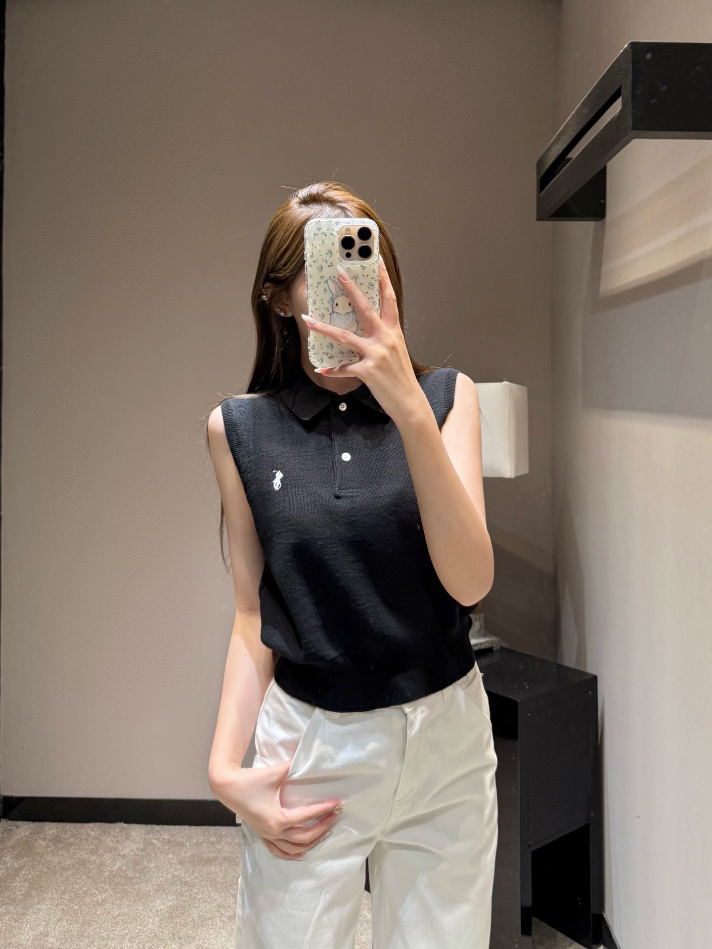 NO:792281,Item No. 261527Ralp* 26SS Spring and Summer New Sleeveless Pullover Lapel Polo Knitted Vest丨Exclusively developed by yb!  Top quality production!  The iconic pony embroidery embellishes the chest, conveying the brand genes in a low-key manner. The black and white colors are suitable for diverse styles. The white is clean and transparent, and it has a sense of relaxation when paired with printed jeans or suit pants. The black is cool and neat, and layered with white pants or skirts can instantly transform into an urban commuting style. Available now in S/M/L, loro piana, skirts, business suit,19860909货号261527Ralp* 26SS春夏新款 无袖套头翻领polo针织背心丨独家yb开发！顶级高版出品！标志性小马刺绣点缀胸前,低调传递品牌基因,黑白两色适配多元风格白色干净通透,搭配印花牛仔或西装裤都自带松弛感；黑色酷感利落,叠穿白裤或半裙秒变都市通勤风.现货发售S/M/L,,loro piana,skirts,business suit,,Women's clothing