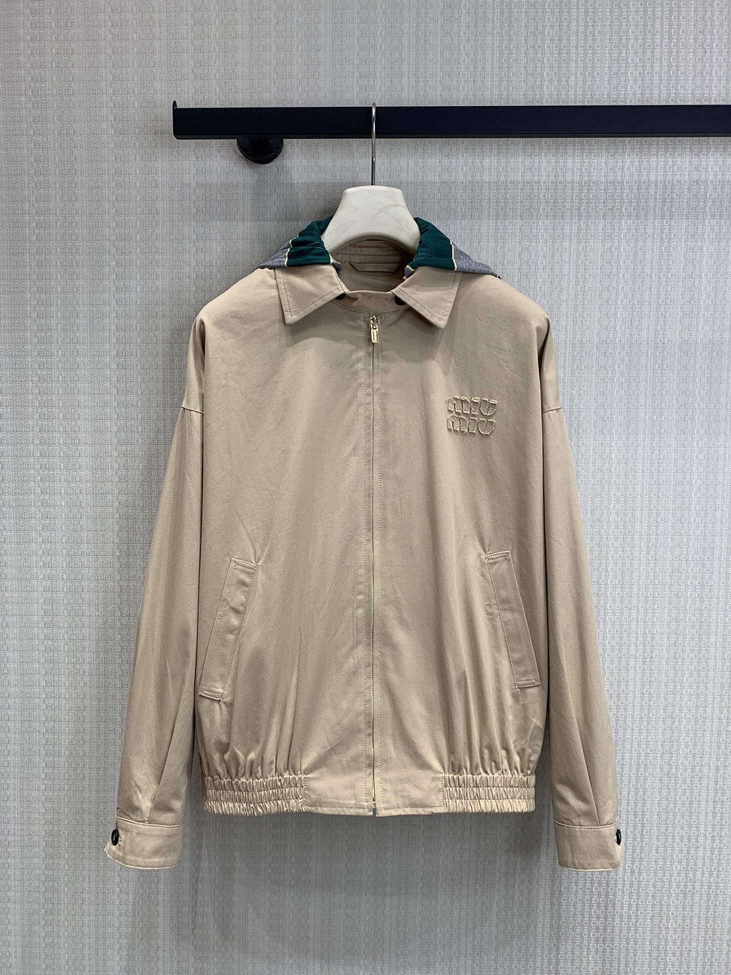 NO:800304,Supports exchange. Khaki lapel embroidered logo Harrington jacket has loose shoulders. The hem has an elasticated waist to create a retro loose feeling and is highly tolerant to the figure. The classic Harrington structure of the lapel + zipper fly, contrasting plaid design is the core item of cleanfit. It has both a casual feel and sophistication. Most of them are pure cotton twill with a crisp texture. Ready-made smL real shot details,,jackets & coats,jackets & coats,19860909支持换款 卡其色翻领刺绣logo哈灵顿夹克外套宽松落肩 下摆做了松紧收腰,打造复古松弛感,对身材包容度高 翻领+拉链门襟的经典哈灵顿结构,撞色格纹设计cleanfit的核心单品,兼具休闲感与精致度多为纯棉斜纹布,质感挺括 现货发售smL实拍细节图,,jackets & coats,jackets & coats,,Women's clothing