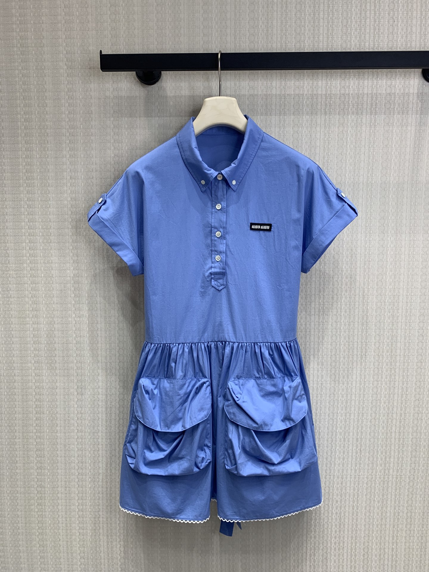NO:800305,The classic shirt dress from the 2026 spring and summer series is supported, performed by brand spokesperson Zhao Jinmai. This look perfectly interprets the combination of 'miu style' girly style and retro college style. It is layered with contrasting colors and paired with a white high-collar shirt. The stacked details are exposed through the lapels and cuffs. It has a 'fake two-piece' visual effect and enhances the college atmosphere. Ready for sale, sml real shot details,, miumiu, skirts, shirts,19860909支持换款 2026春夏系列的经典款衬衫连衣裙,由品牌代言人赵今麦演绎.这套造型完美诠释了“miu系”少女感与复古学院风的结合,撞色叠穿内搭白色高领衬衫,通过翻领和袖口露出层叠细节,自带“假两件”的视觉效果,强化学院气息.现货出售sml实拍细节图,,miumiu,skirts,shirts,,Women's clothing