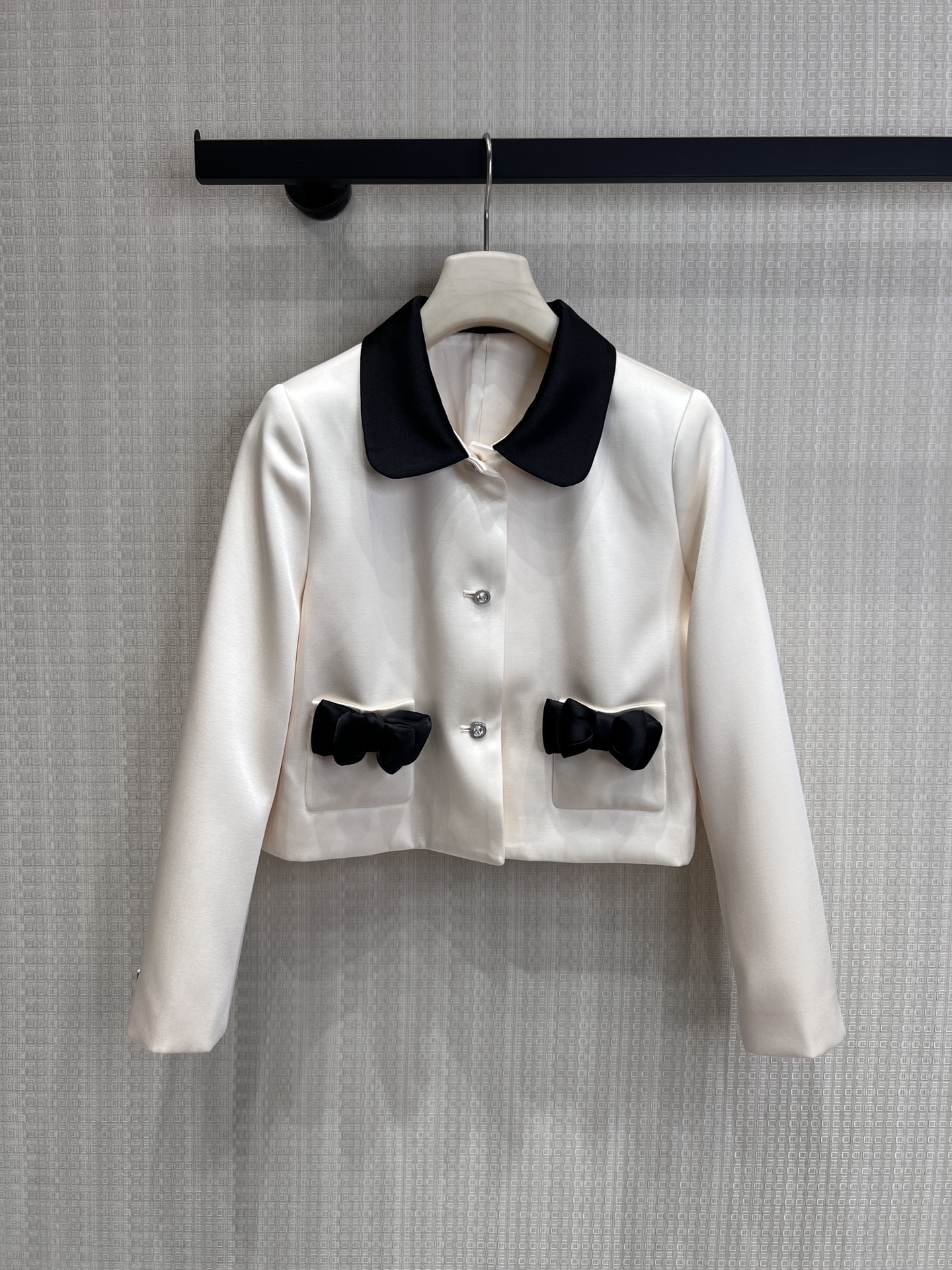 NO:800300,Supports exchange. The doll collar/Peter Pan collar design weakens the aggressiveness and brings an age-reducing girlish look; the black contrasting lapels and pocket bows form the visual focus, and the pearl texture buttons enhance the sophistication. The A-line version with high waist and hips modifies the waist-to-hip ratio, and the length is moderate to show the length of the legs. Ready for sale, smL real shot details,,19860909支持换款 娃娃领/彼得潘领设计,弱化攻击性,自带减龄少女感；黑色撞色翻领与口袋蝴蝶结形成视觉焦点,珍珠质感纽扣提升精致度.高腰包臀A字版型 修饰腰臀比,长度适中显腿长.现货发售 smL实拍细节图,,,Women's clothing