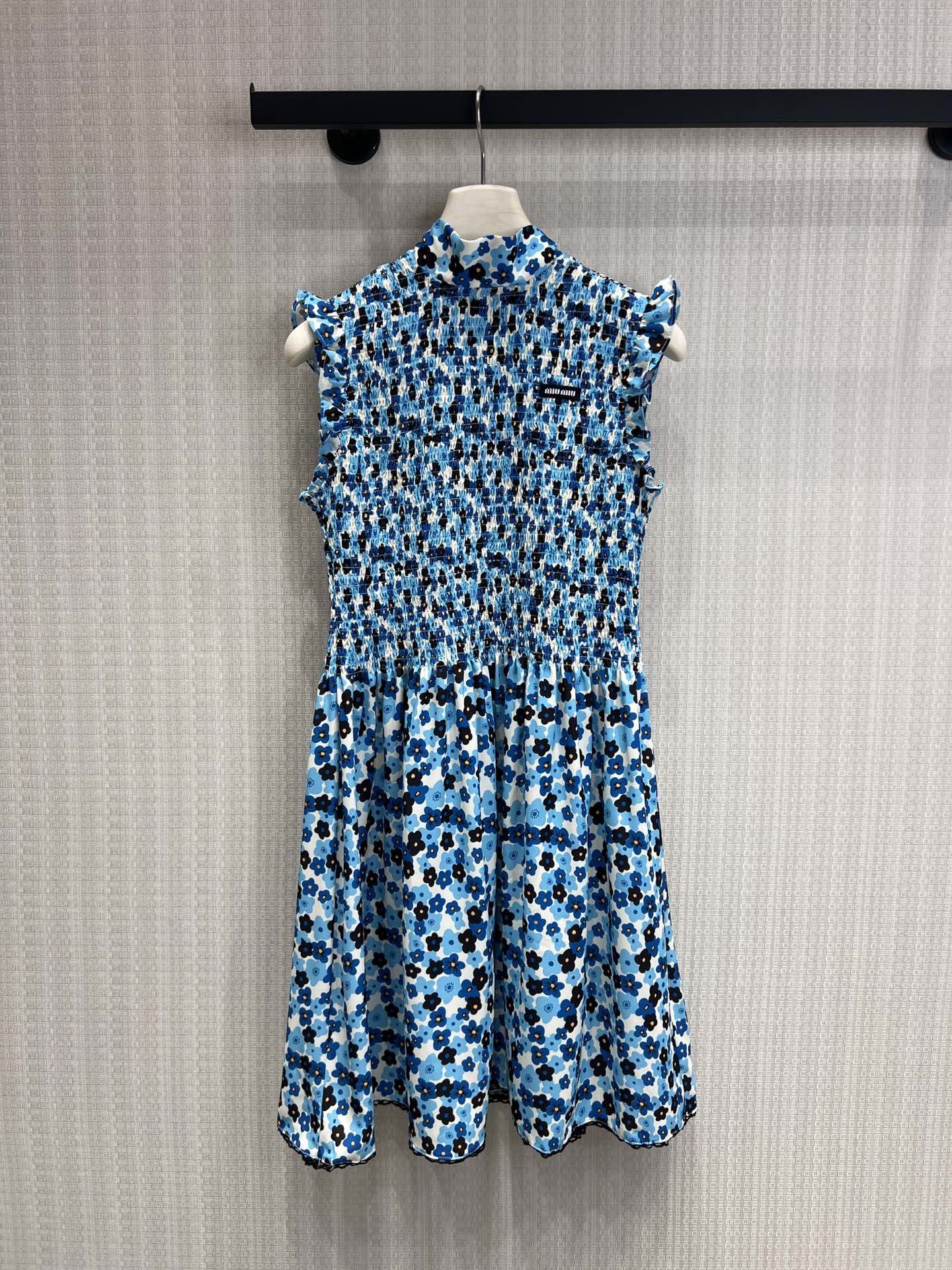 NO:800255,Supports exchange. 26 spring and summer new style. Ribbon design, which can be tied into a bow, modifying the neck line, creating an elegant atmosphere; ruffled shoulder shape, modifying the shoulder line, waist hugging/shirring, high waistline design to optimize body proportions, making you look taller and slimmer. Ready for sale, smL real shot details,,19860909支持换款 26春夏新款 飘带设计,可系成蝴蝶结,修饰颈部线条,打造优雅氛围感；荷叶边肩型,修饰肩线、腰部打揽/抽褶收腰,高腰线设计优化身材比例,显高显瘦现货出售 smL实拍细节图,,,Women's clothing