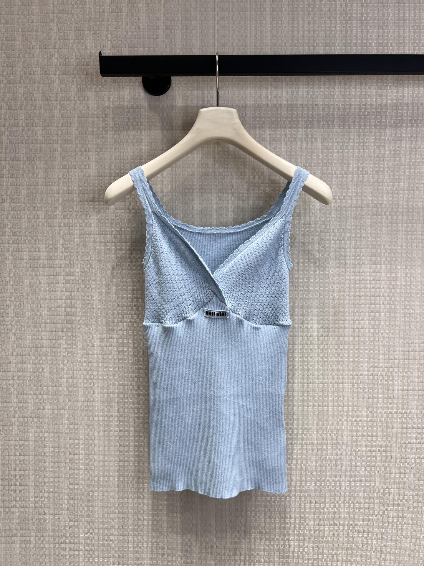 NO:800254,Support exchange Miu mi* 26Ss early spring new style logo letter lace camisole丨Exclusively developed by yb!  Top quality production!  This camisole is based on delicate pitted knitting. The lace on the V-neck and shoulder straps adds a soft retro feel, and the tailoring is tailored to outline the graceful curves. The logo webbing on the chest low-key highlights the brand identity, allowing the simple design to hide exquisite details. The true red color has a bright aura, which can be worn alone to create a pure lustful look. Paired with a suit or sweater to enhance the overall sense of layering, it is an indispensable atmospheric item in the early spring wardrobe. Available now.  S/M/L real shot details,,miumiu,business suit,19860909支持换款 Miu mi* 26Ss早春新款 徽标字母蕾丝花边吊带背心丨独家yb开发！顶级高版出品！这件吊带背心以细腻坑条针织为基底,V领与肩带处的蕾丝花边增添了柔美的复古感,贴合身形的剪裁勾勒出曼妙曲线.胸前的徽标织带低调彰显品牌身份,让简约设计暗藏精致细节.正红色调自带明艳气场,单穿可打造纯欲风造型,内搭西装或针织衫则能提升整体层次感,是早春衣橱里不可或缺的氛围感单品.现货发售 S/M/L实拍细节图,,miumiu,business suit,,Women's clothing